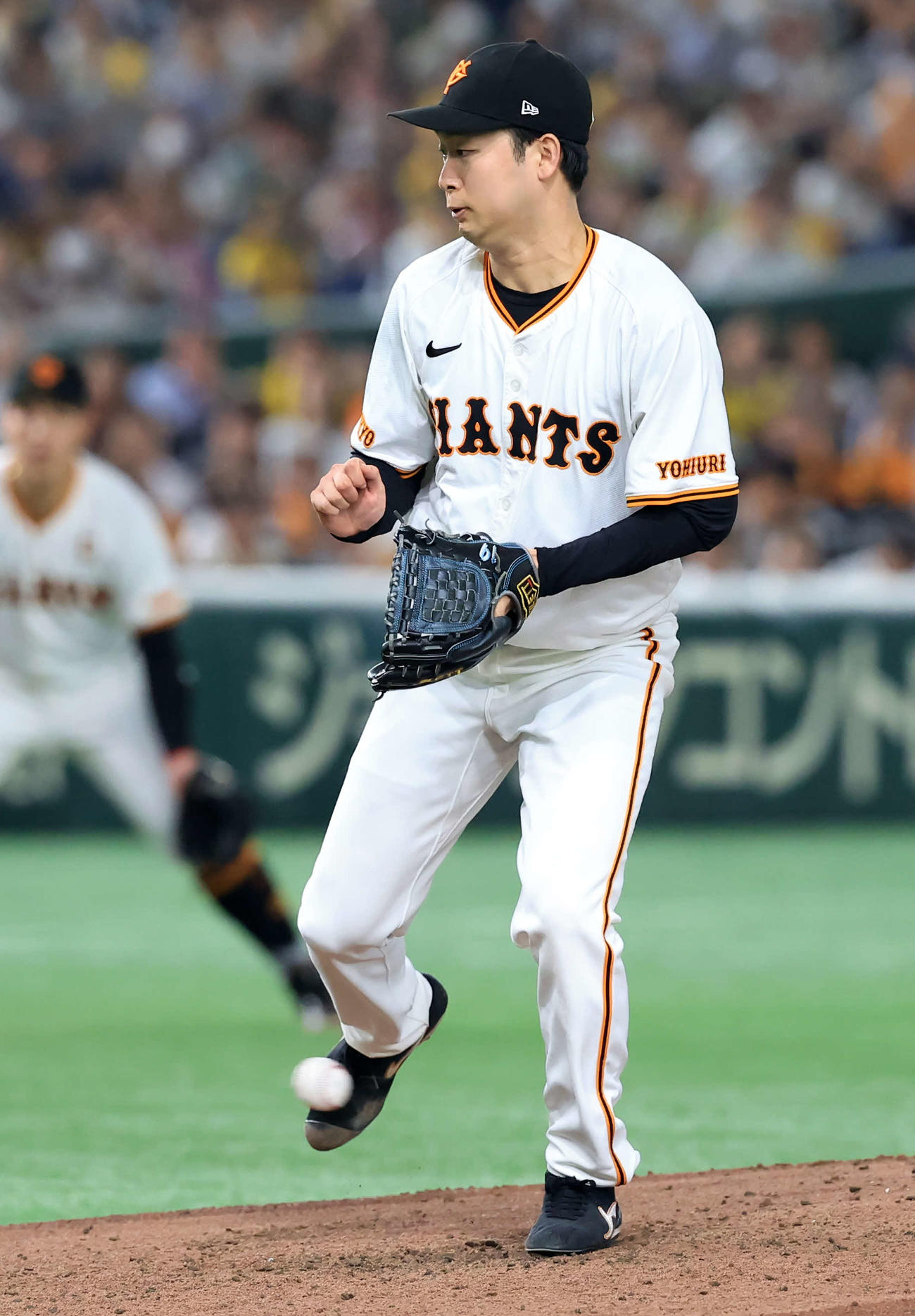 巨人対阪神　4回表阪神2死、小幡の打球が右足に当たる山崎伊（撮影・浅見桂子）