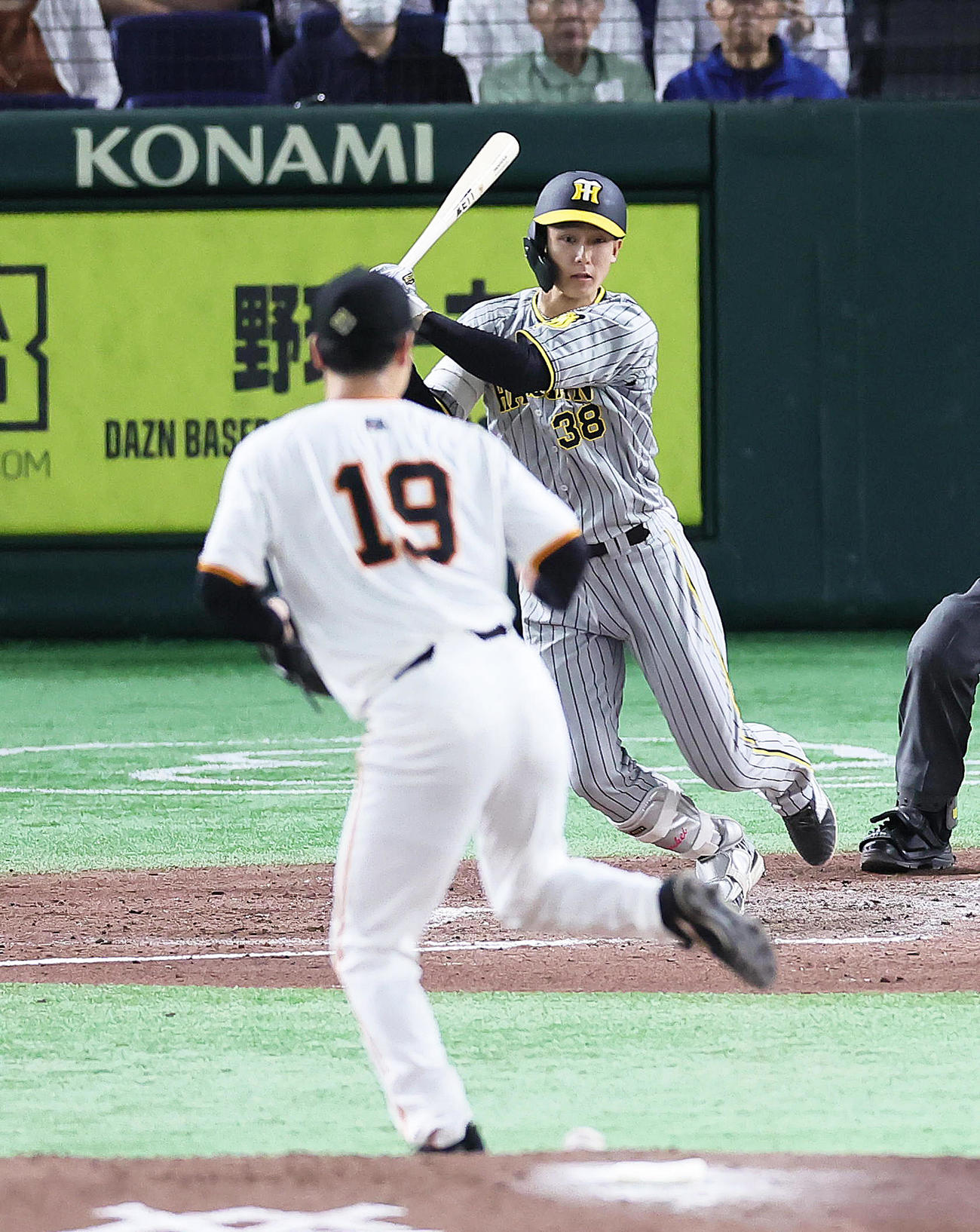 巨人対阪神　4回表阪神2死、小幡は投手強襲の内野安打を放つ。投手山崎伊（撮影・足立雅史）