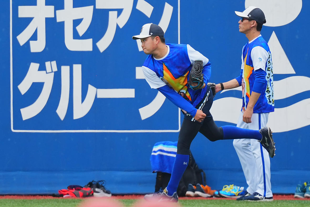 DeNA対広島　試合前、キッズデザインのチームウエアを着て投球練習を行うDeNA石田裕（撮影・垰建太）