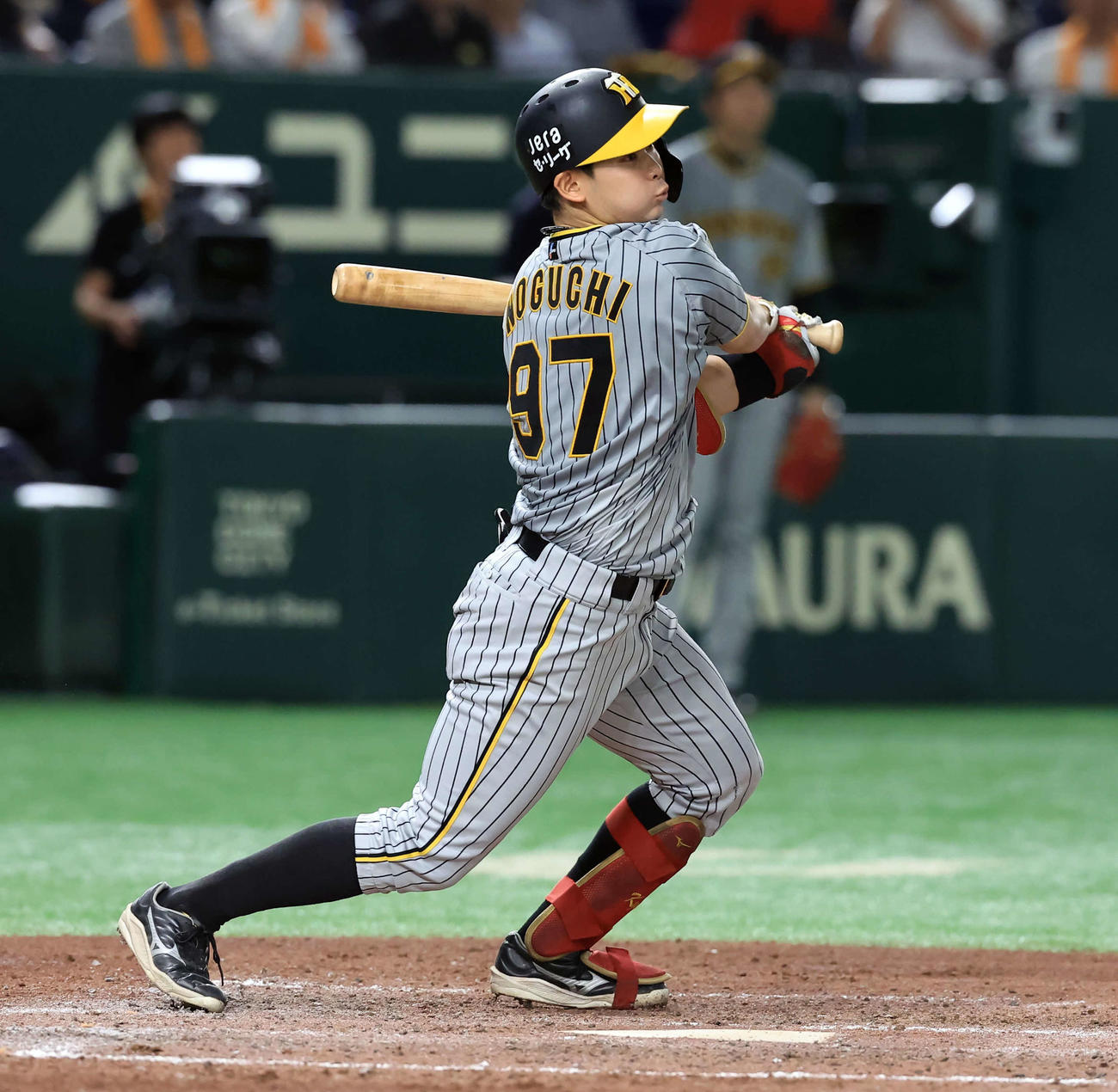 巨人対阪神　5回表阪神2死、野口は右前打を放つ（撮影・浅見桂子）