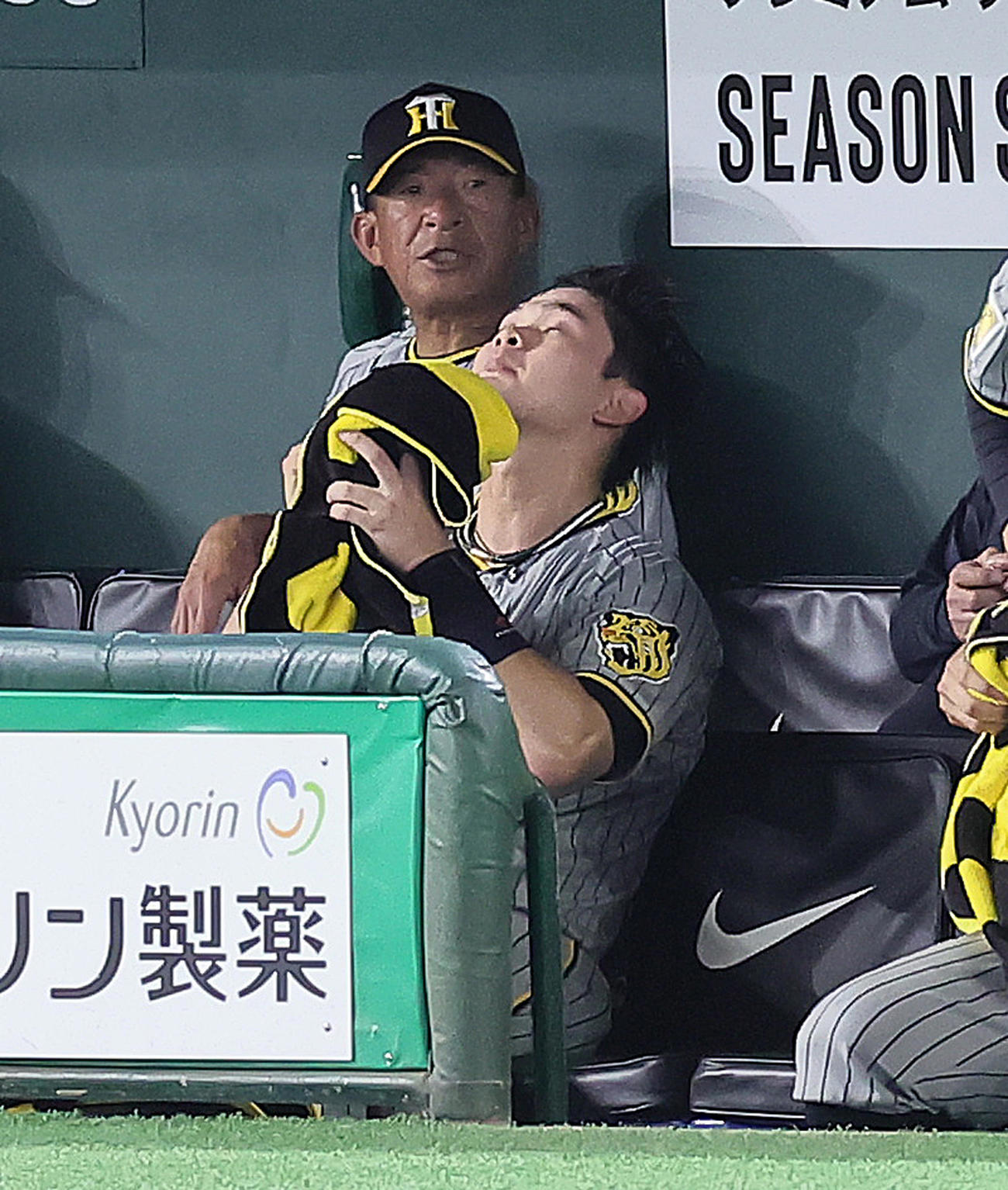 巨人対阪神　5回表阪神2死一、二塁、山崎伊の二塁けん制に戻りきれずアウトとなった野口はベンチで天を仰ぐ（撮影・足立雅史）