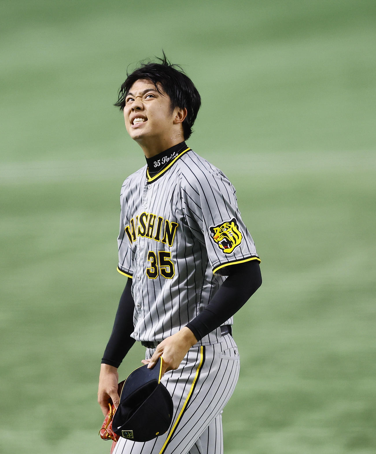 巨人対阪神　1回を終え、悔しそうな表情を見せる阪神才木（撮影・藤尾明華）