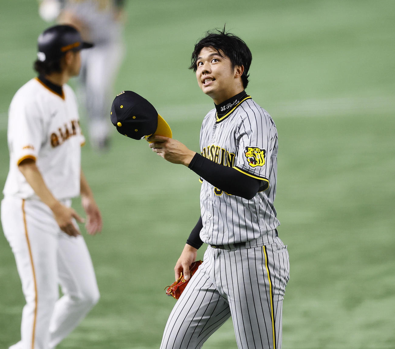 巨人対阪神　1回を終え、悔しそうな表情を見せる阪神才木（撮影・藤尾明華）