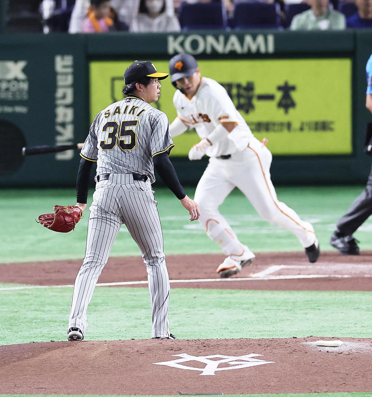 巨人対阪神　1回裏巨人1死一、二塁、大城に左適時二塁打を浴びた才木（撮影・足立雅史）