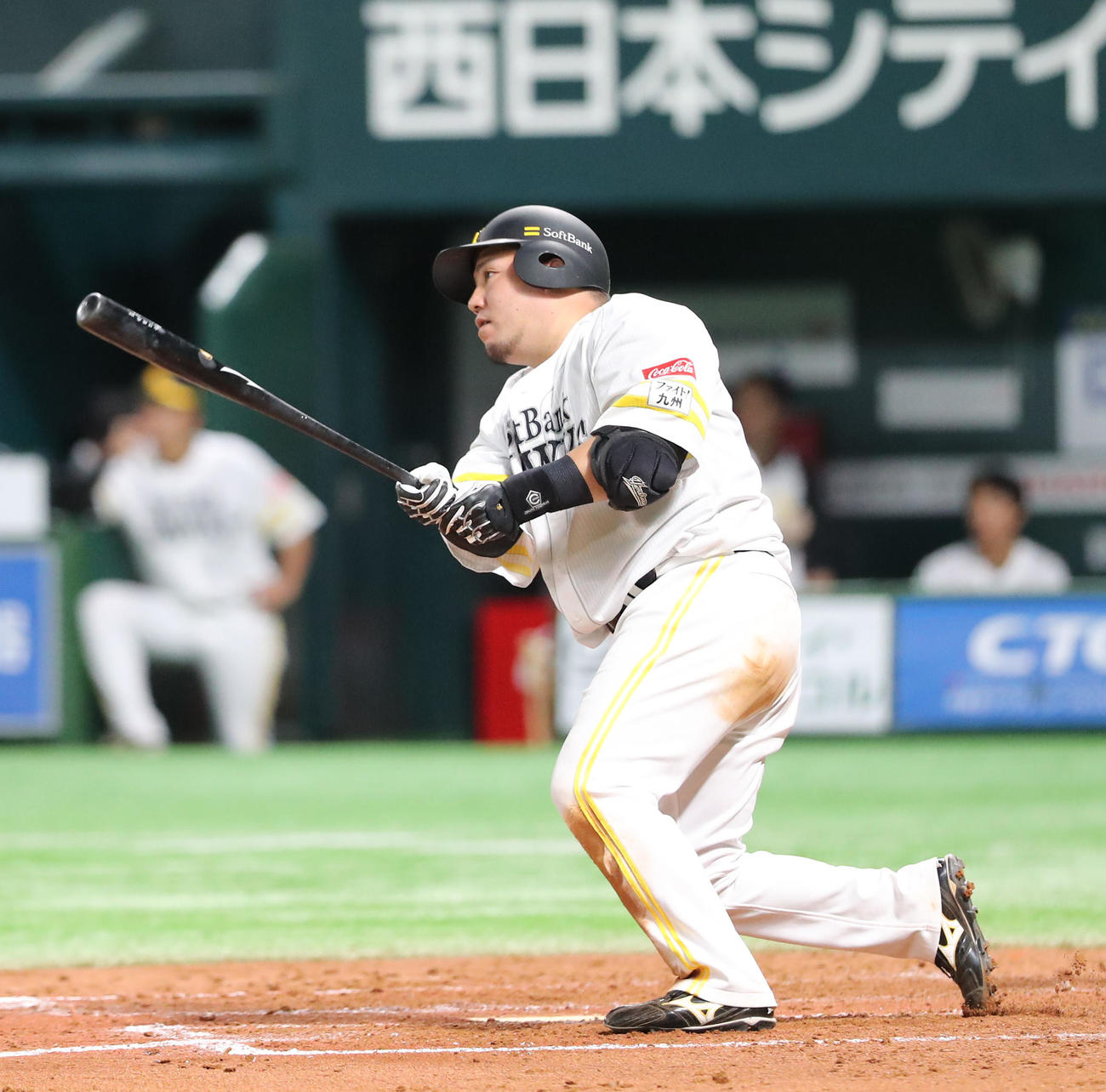 ソフトバンク対ロッテ　5回裏ソフトバンク1死二、三塁、山川は左越えの2点適時二塁打を放つ（撮影・鬼束羽瑠菜）