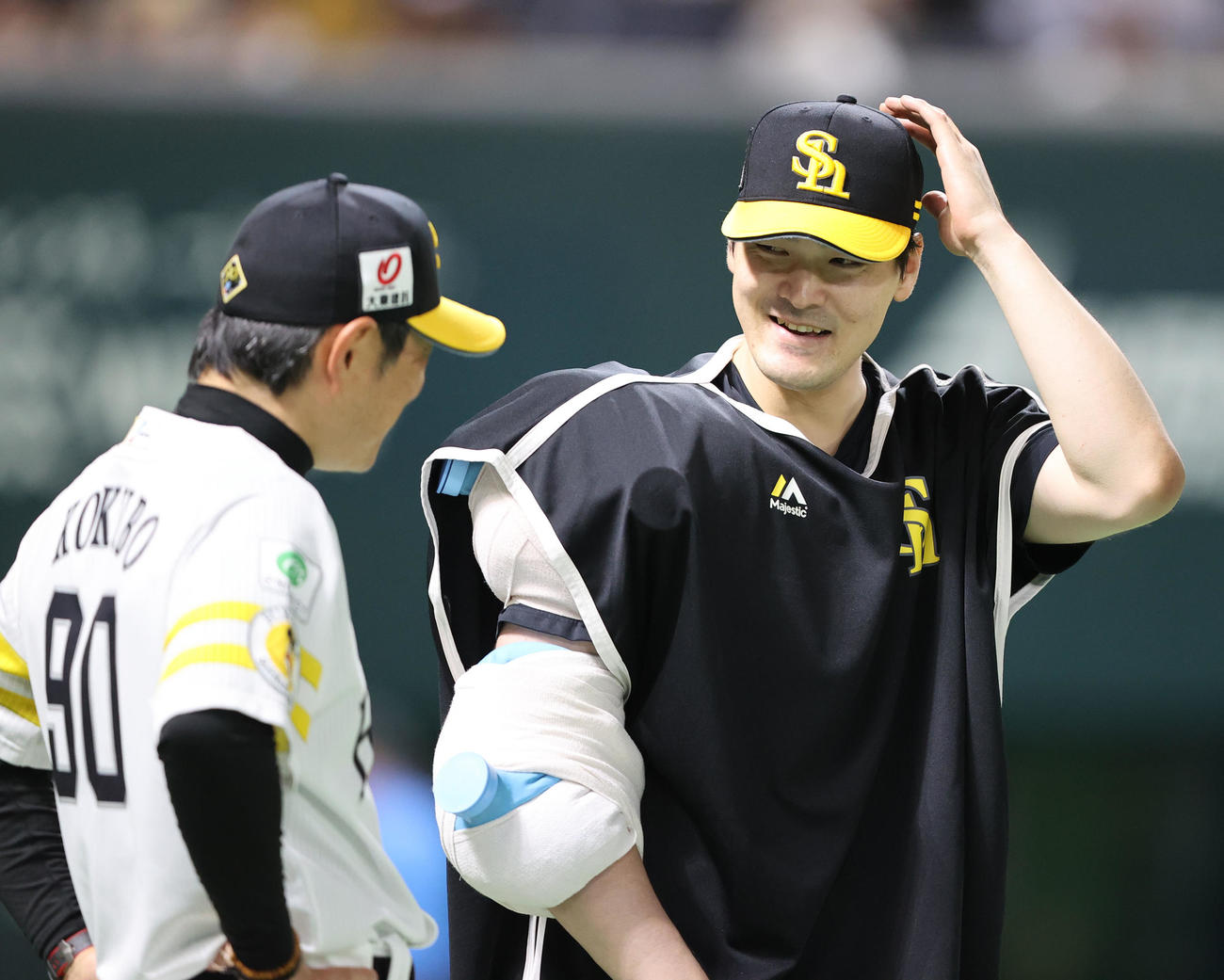 ソフトバンク対ロッテ　勝利投手となった有原は小久保監督に祝福される（撮影・梅根麻紀）
