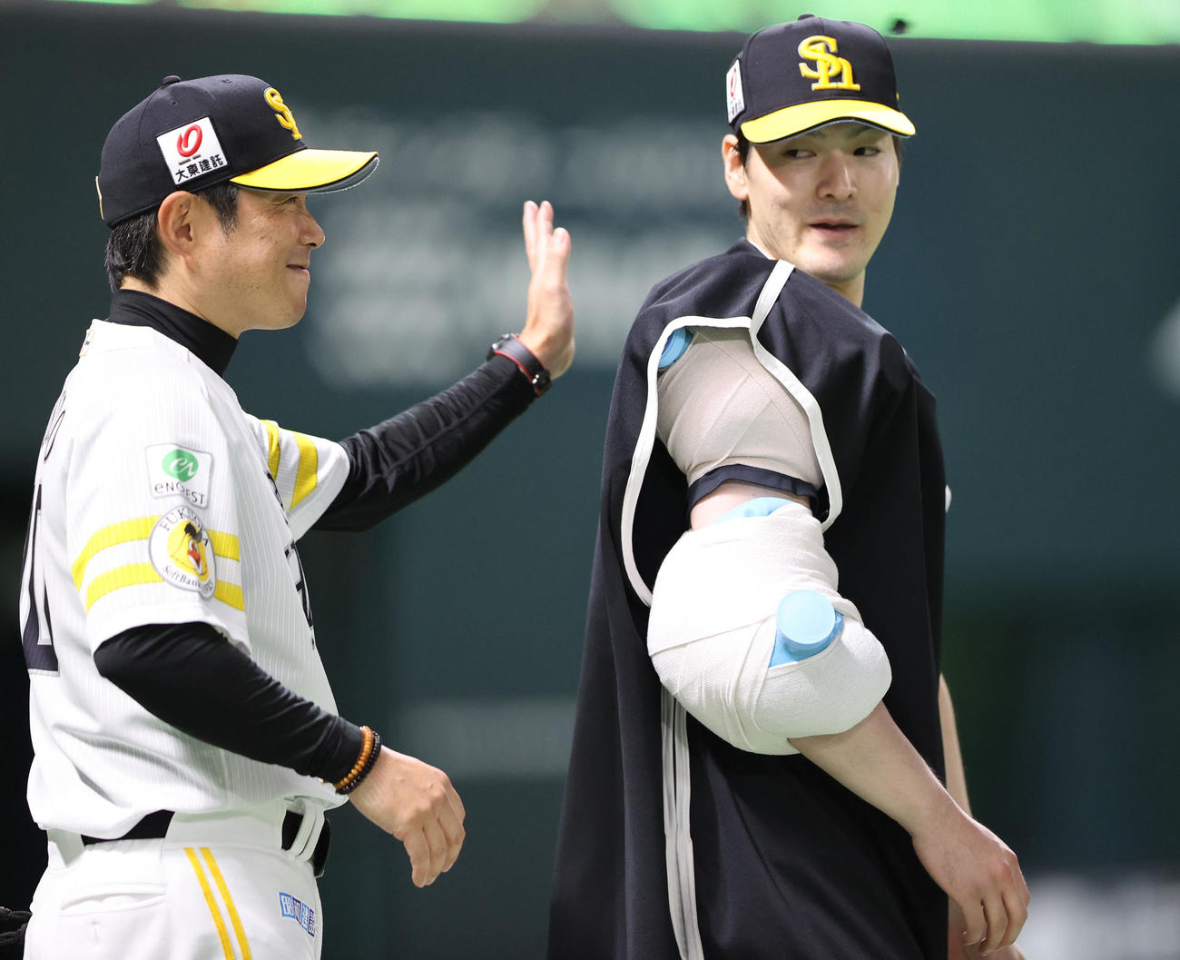 ソフトバンク対ロッテ　勝利投手となった有原は小久保監督に祝福される（撮影・梅根麻紀）