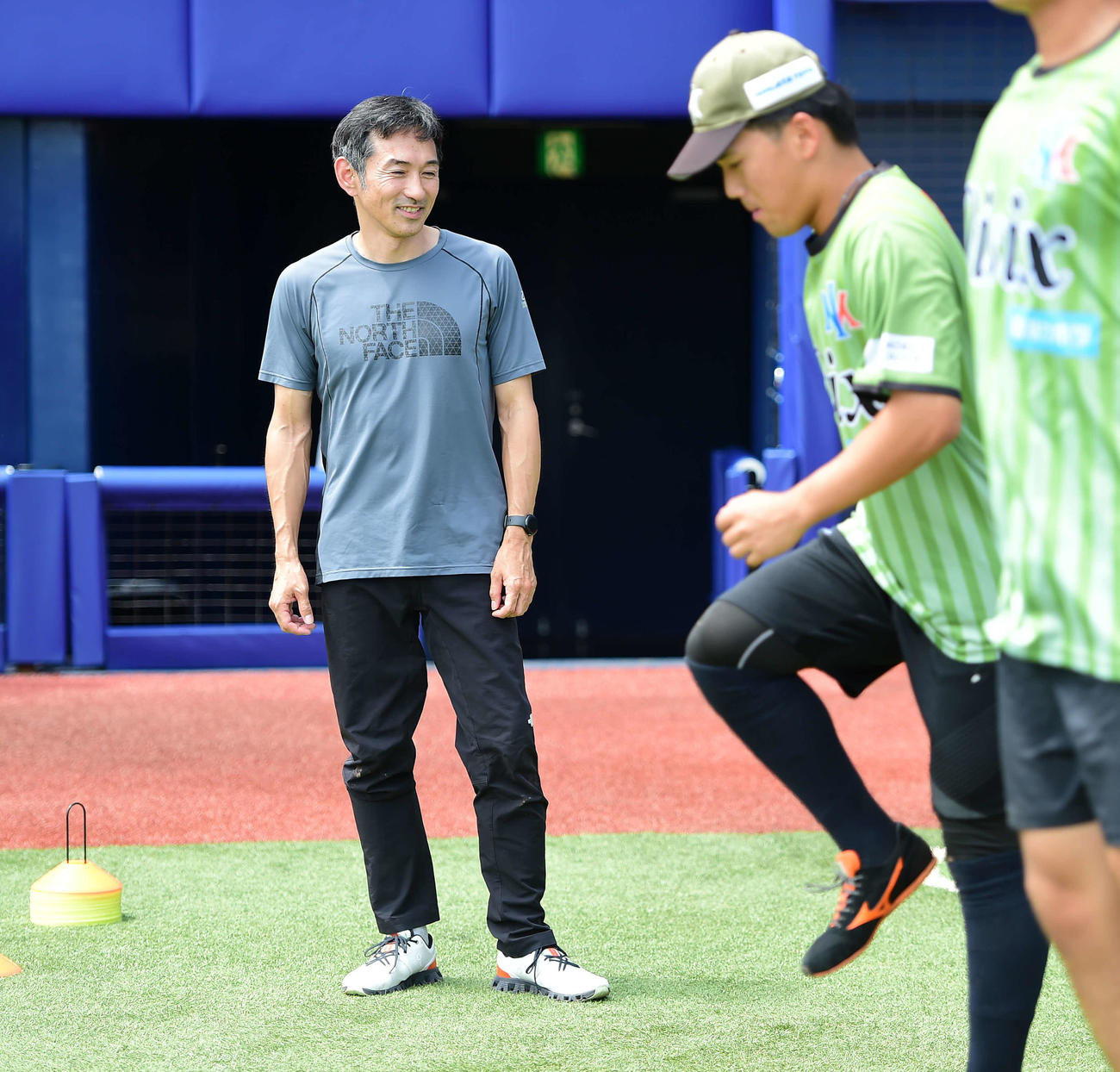 オイシックスの選手たちに走りについて指導する為末氏（左）