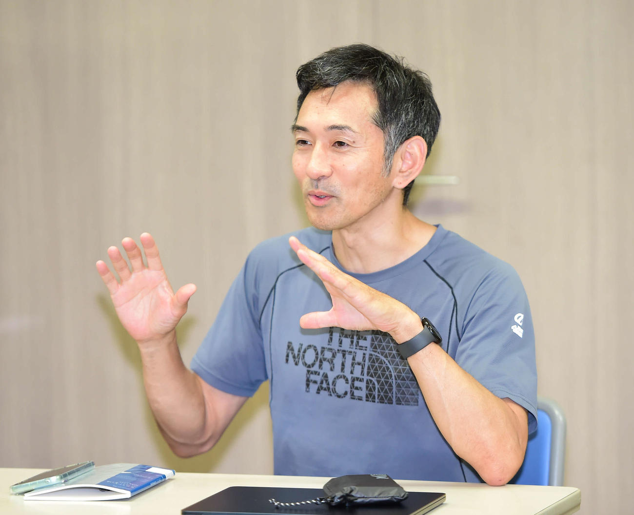 オイシックスの選手たちに走りについて講義する為末氏
