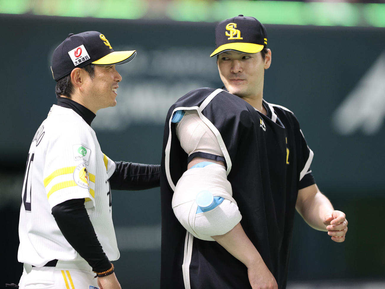 ソフトバンク対ロッテ　勝利投手となった有原は小久保監督に祝福される（撮影・梅根麻紀）