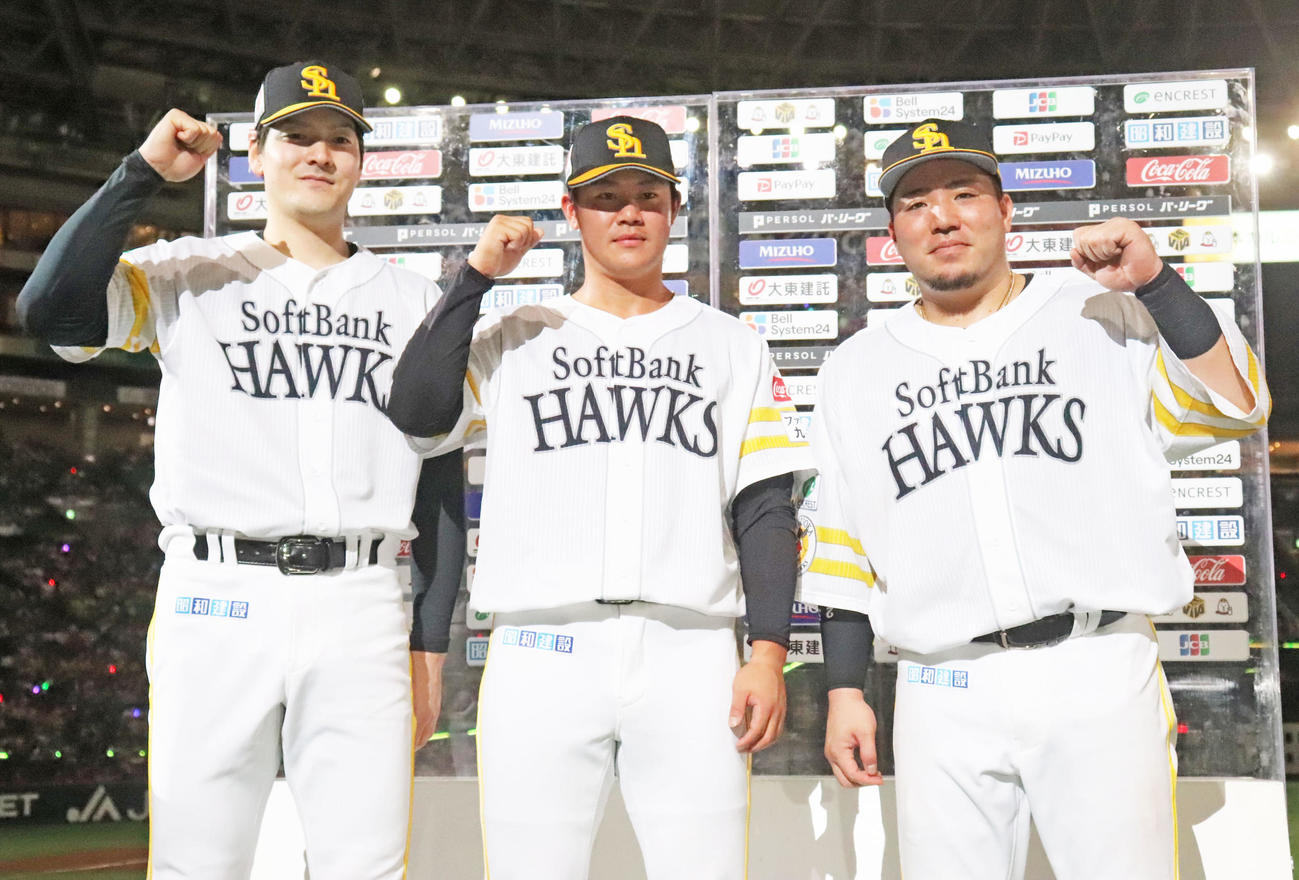 ソフトバンク対ロッテ　ロッテに勝利しヒーローに輝いた有原（左）と吉田（中央）と山川（撮影・鬼束羽瑠菜）