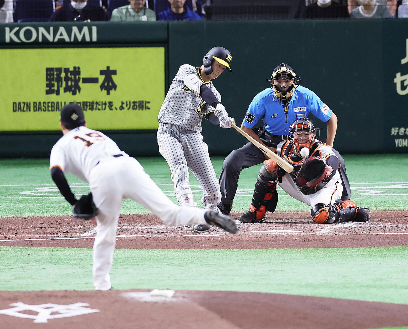 巨人対阪神　2回表阪神2死一、二塁、小幡は左前適時打を放つ。投手山崎伊（撮影・足立雅史）