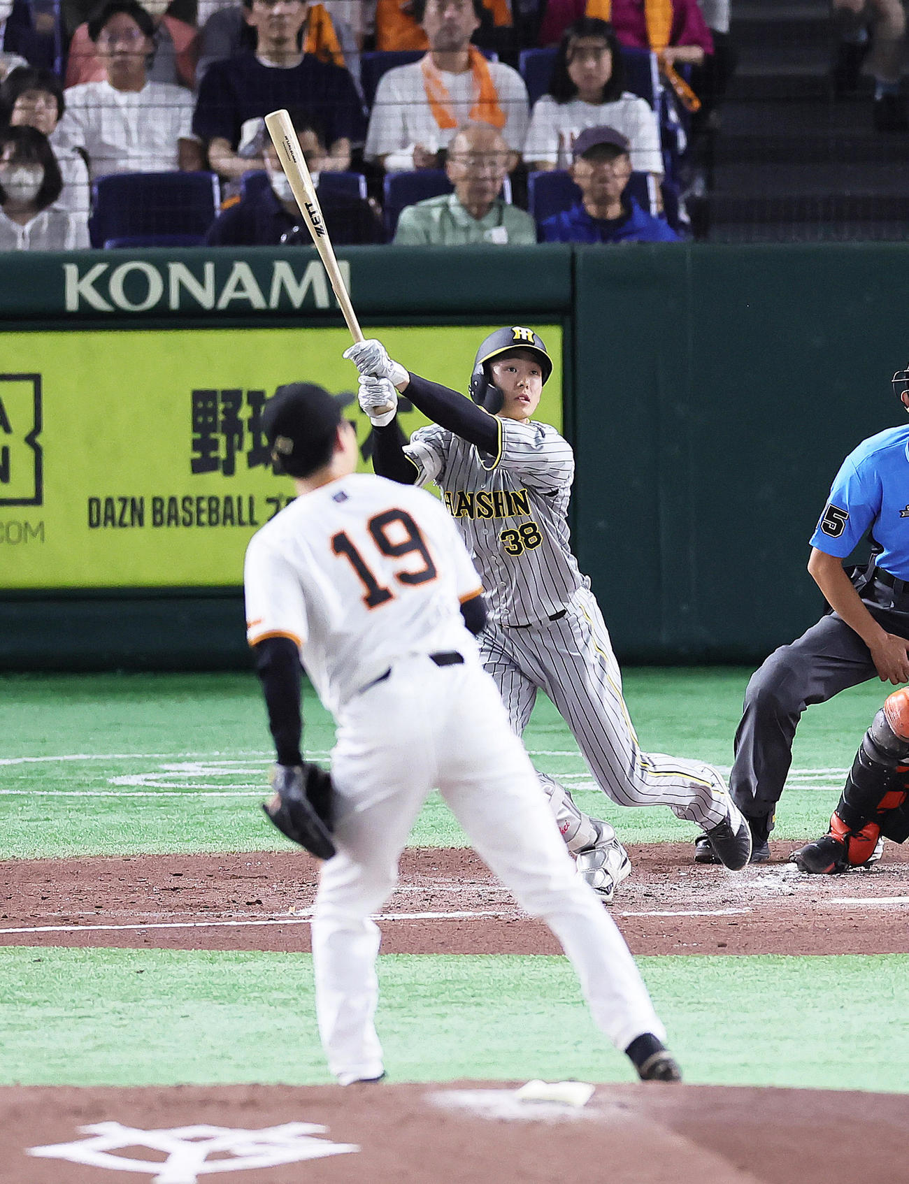巨人対阪神　2回表阪神2死一、二塁、小幡は左前適時打を放つ。投手山崎伊（撮影・足立雅史）