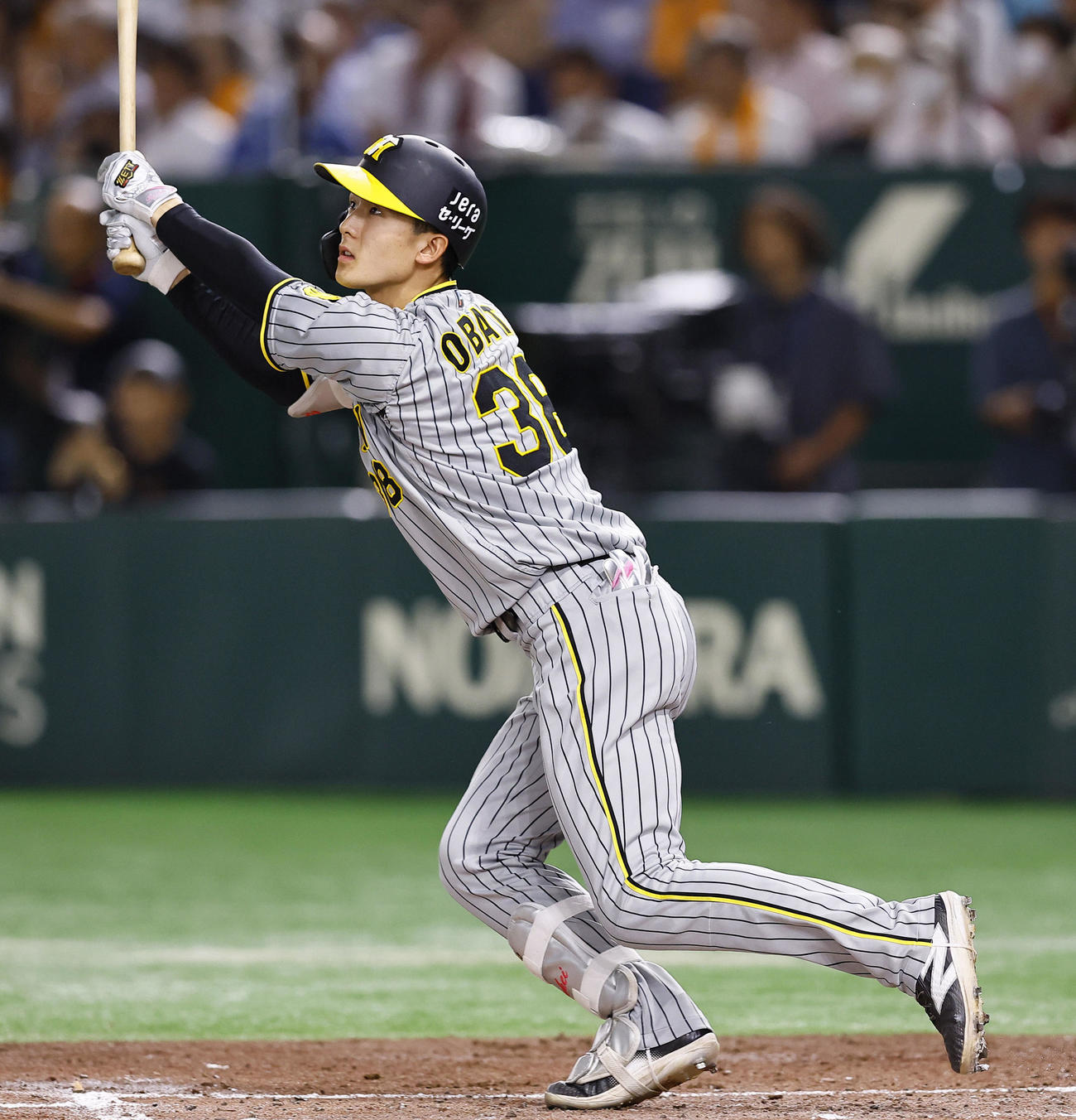巨人対阪神　2回表阪神2死一、二塁、小幡は左前に適時打を放つ（撮影・藤尾明華）