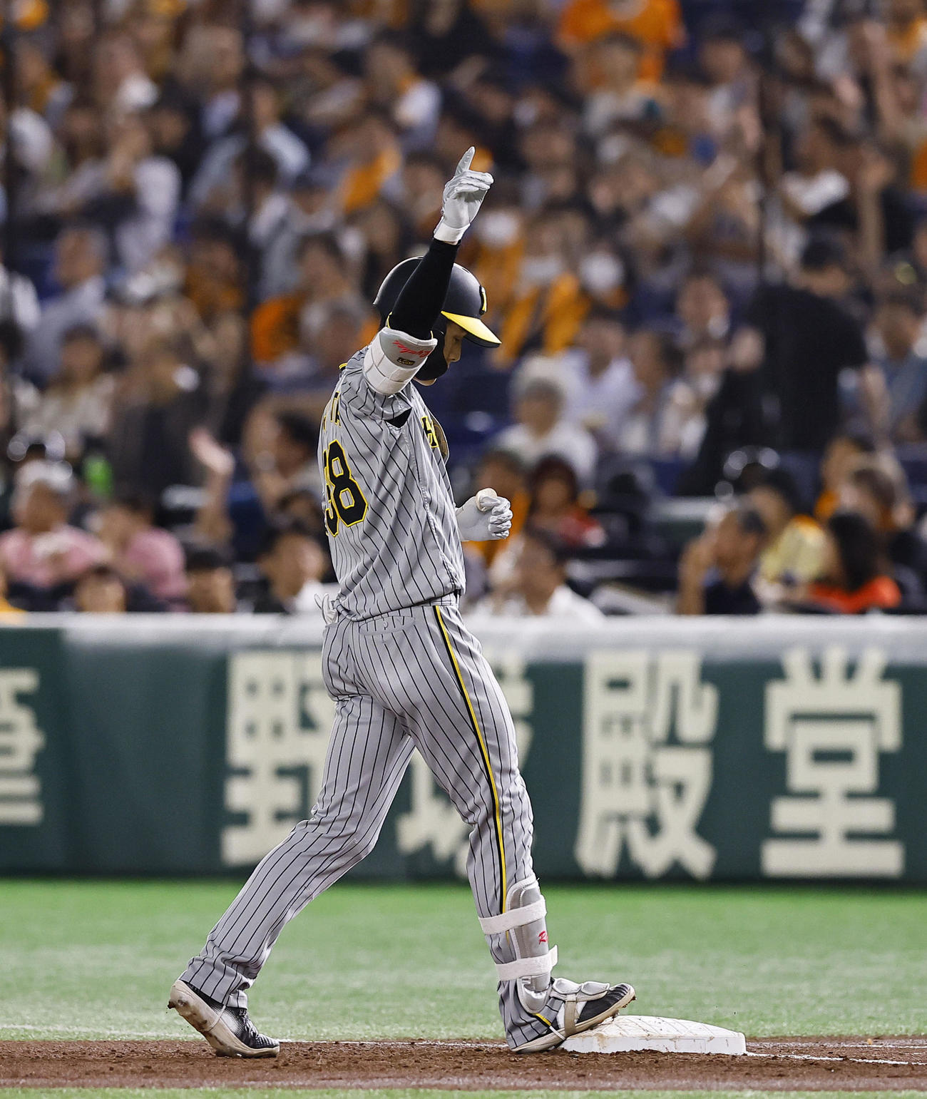 巨人対阪神　2回表阪神2死一、二塁、小幡は左前適時打を放ちポーズをとる（撮影・藤尾明華）