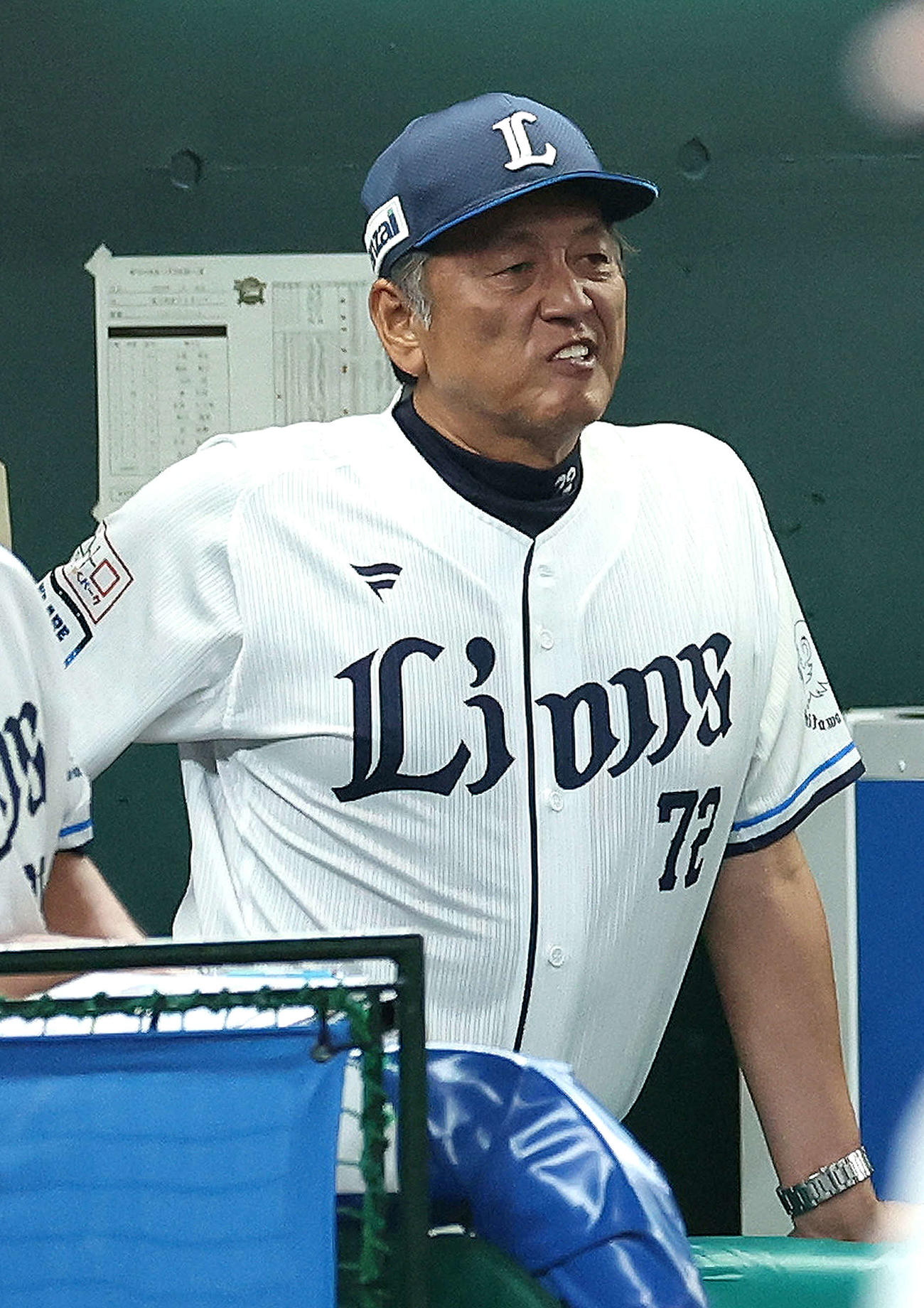 西武対オリックス　4回裏戦況を見守る渡辺監督代行（撮影・河田真司）