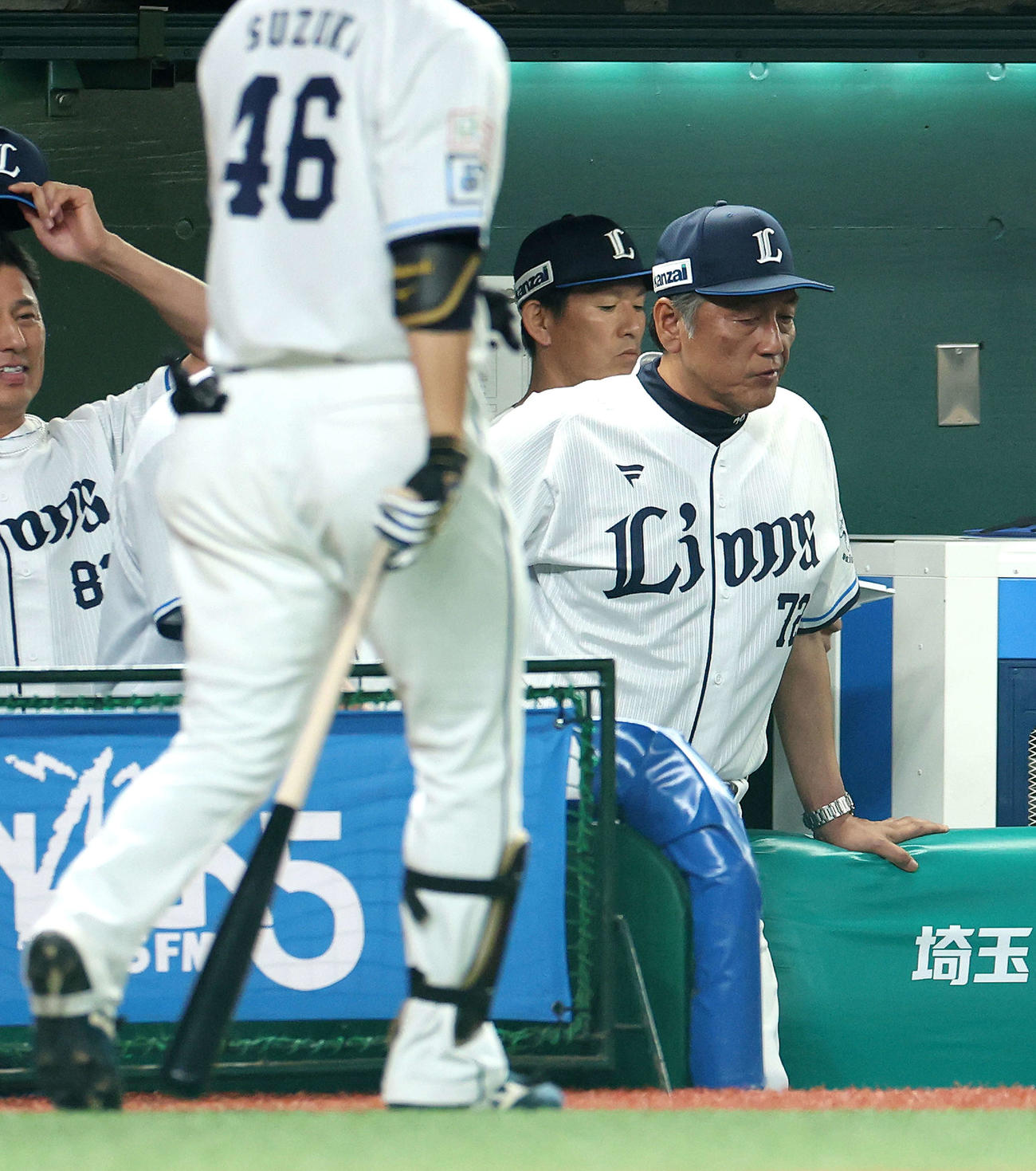 西武対オリックス　延長戦の末オリックスに敗れ、表情を曇らせる西武渡辺監督代行（右）（撮影・河田真司）