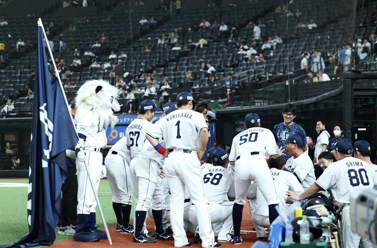 西武対オリックス　試合前円陣を組む西武ナイン（撮影・河田真司）