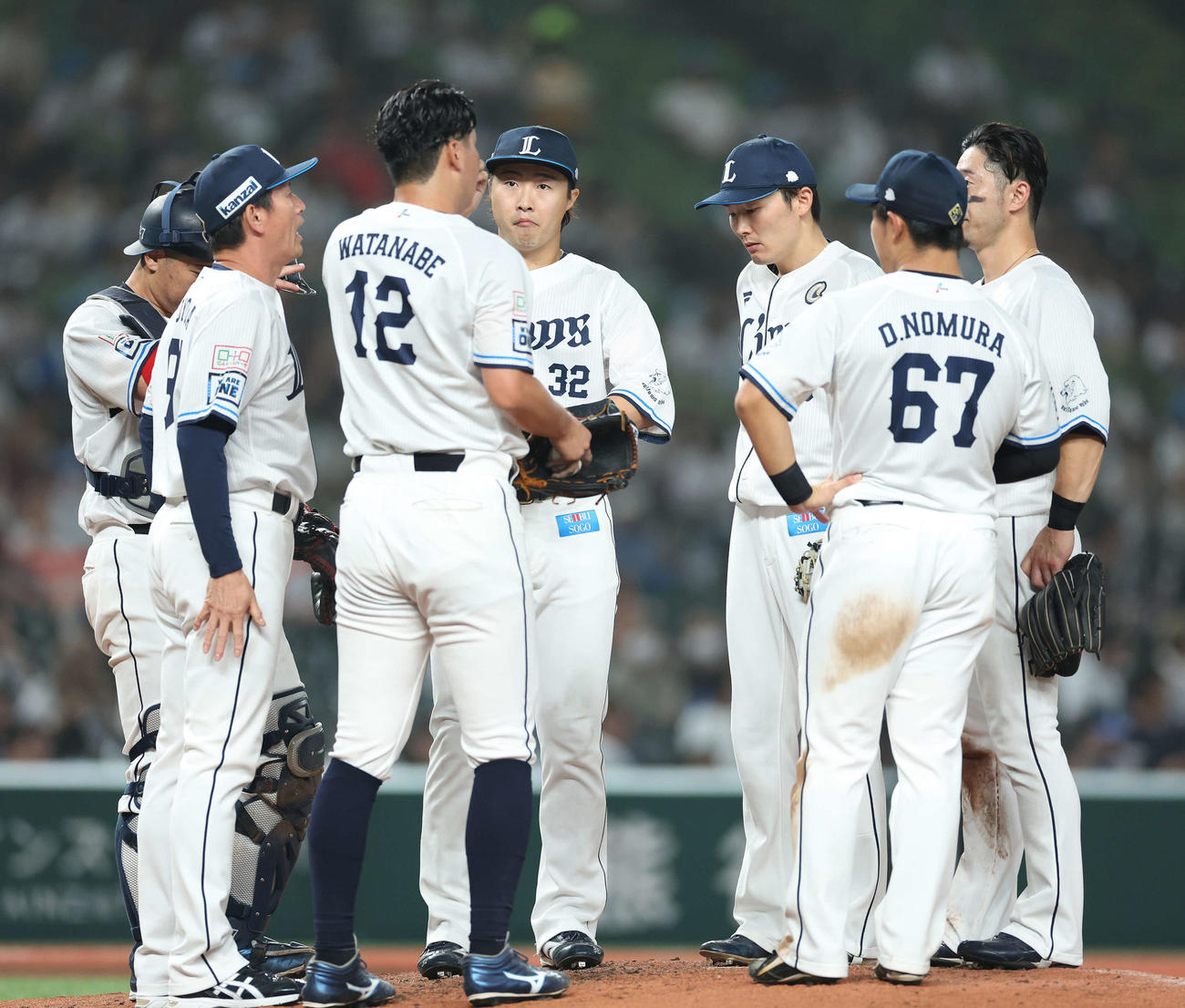西武対オリックス　6回表オリックス2死一、二塁、マウンドに集まる西武ナイン（撮影・河田真司）