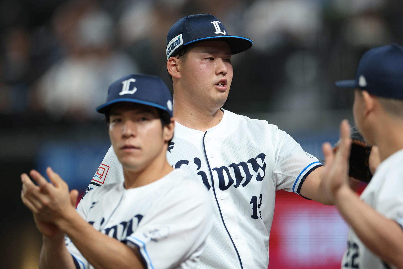 西武対オリックス　1回表を抑え、ベンチに戻る渡辺（撮影・河田真司）