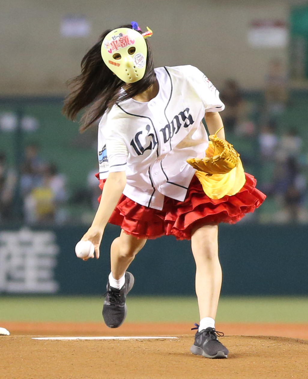 西武対日本ハム　西武牧田ばりの下手投げで始球式を行う仮面女子の猪狩ともか（撮影・野上伸悟）