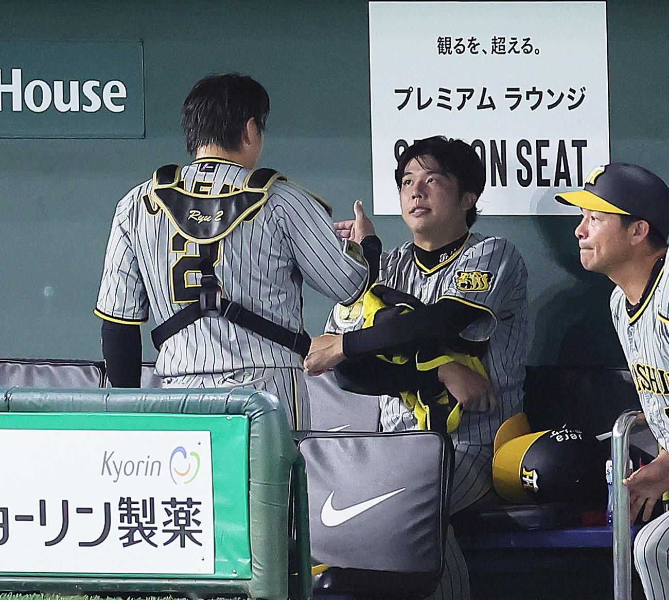 巨人対阪神　8回を2失点で終えた阪神才木（右）は梅野隆太郎と会話を交わす（撮影・足立雅史）