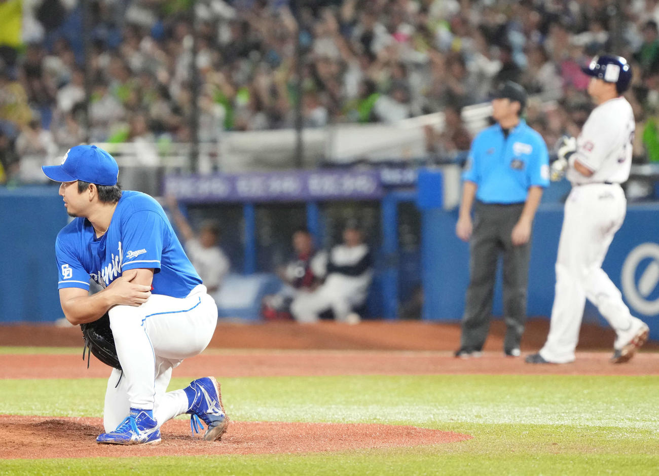 ヤクルト対中日　7回裏ヤクルト2死三塁、村上（右）の遊撃適時失策で勝ち越しを許しがっくりする中日2番手の藤島（撮影・小沢裕）