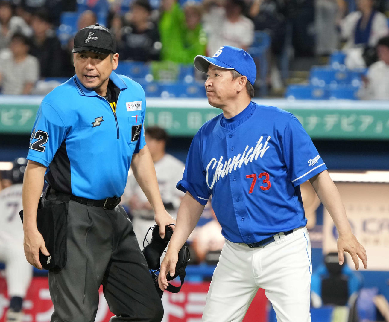 ヤクルト対中日　6回裏ヤクルトに同点とされ先発小笠原慎之介の交代を球審に告げる中日立浪和義監督（撮影・小沢裕）
