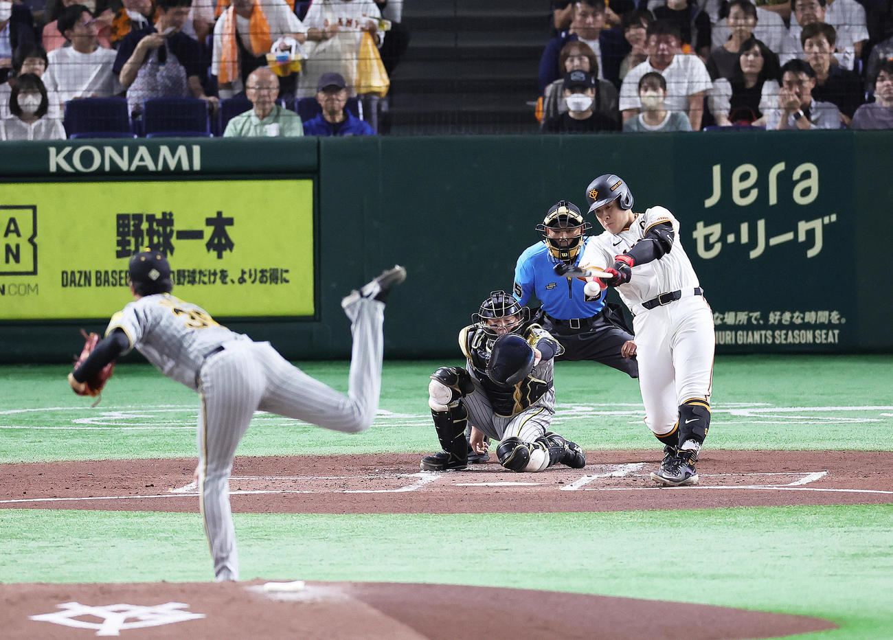 巨人対阪神　1回裏巨人1死一、二塁、岡本和は先制左前適時打を放つ。投手才木（撮影・足立雅史）