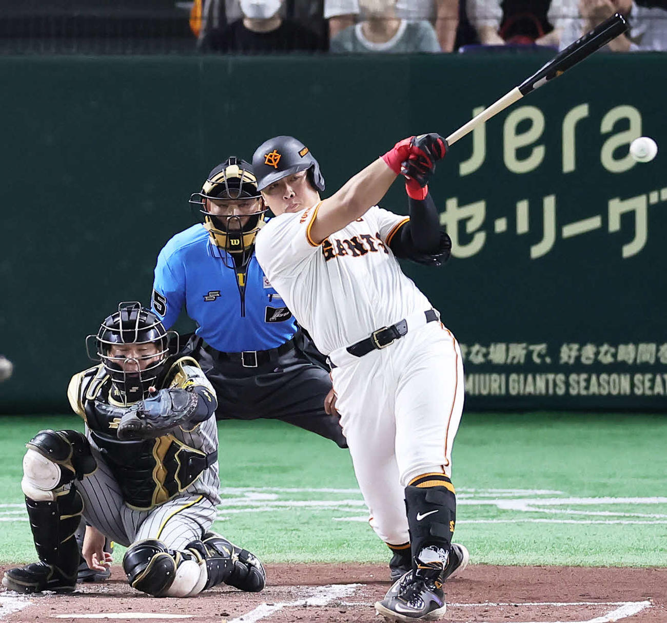 巨人対阪神　1回裏巨人1死一、二塁、岡本和は先制左前適時打を放つ（撮影・足立雅史）