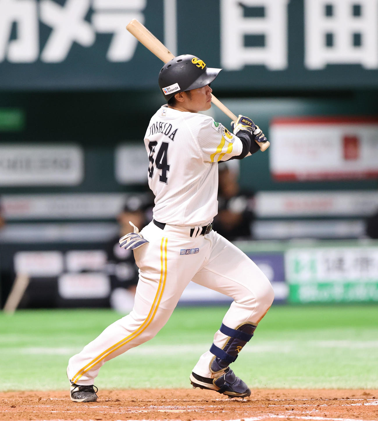 ソフトバンク対ロッテ　5回裏ソフトバンク無死一塁、吉田は左前安打を放つ（撮影・梅根麻紀）