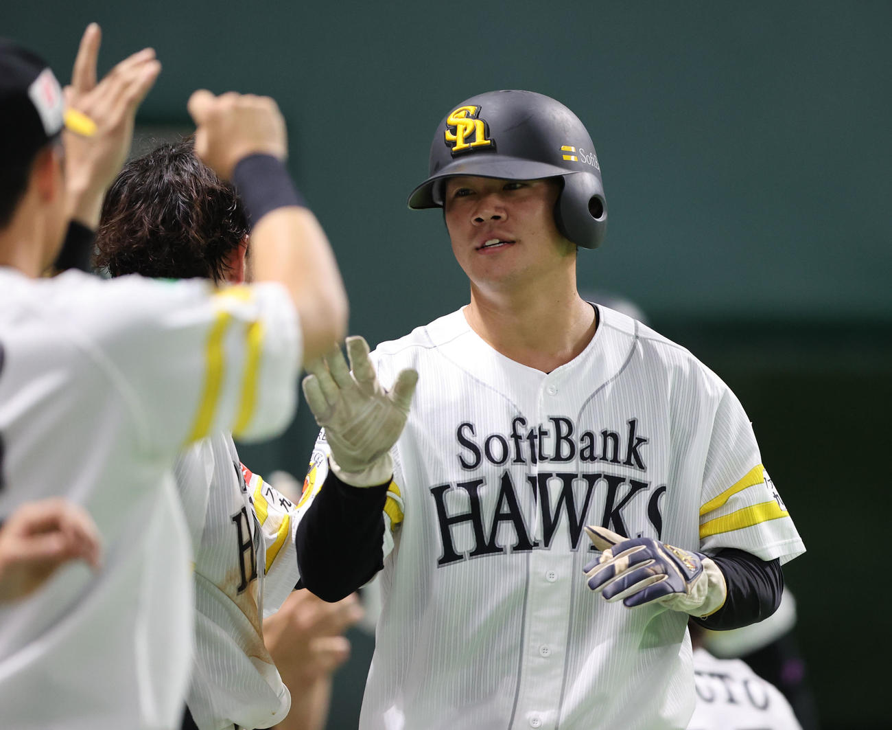 ソフトバンク対ロッテ　5回裏ソフトバンク1死二、三塁、山川の左越え先制2点適時二塁打で生還した吉田（撮影・梅根麻紀）