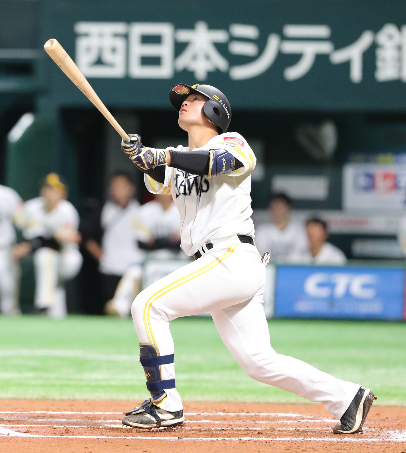 ソフトバンク対ロッテ　6回裏ソフトバンク1死二、三塁、吉田は左犠飛を放つ（撮影・鬼束羽瑠菜）