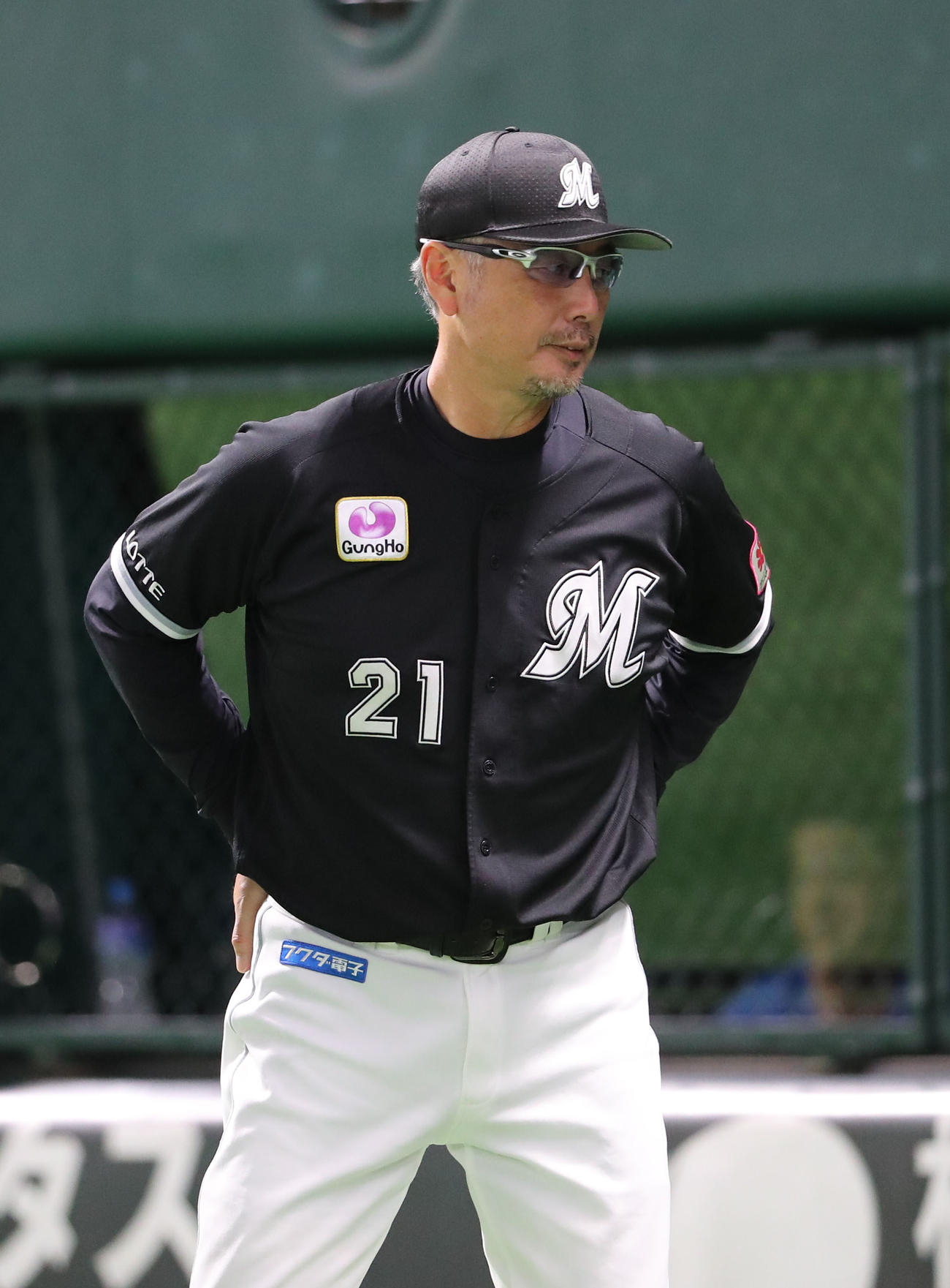 ソフトバンク対ロッテ　6回裏ソフトバンク攻撃前投手交代を告げる吉井監督（撮影・鬼束羽瑠菜）