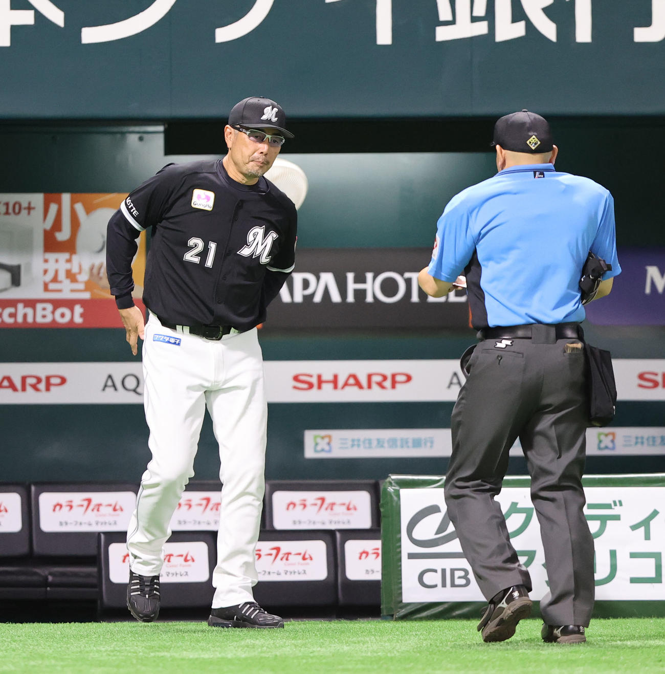 ソフトバンク対ロッテ　審判に選手交代を告げる吉井（撮影・梅根麻紀）