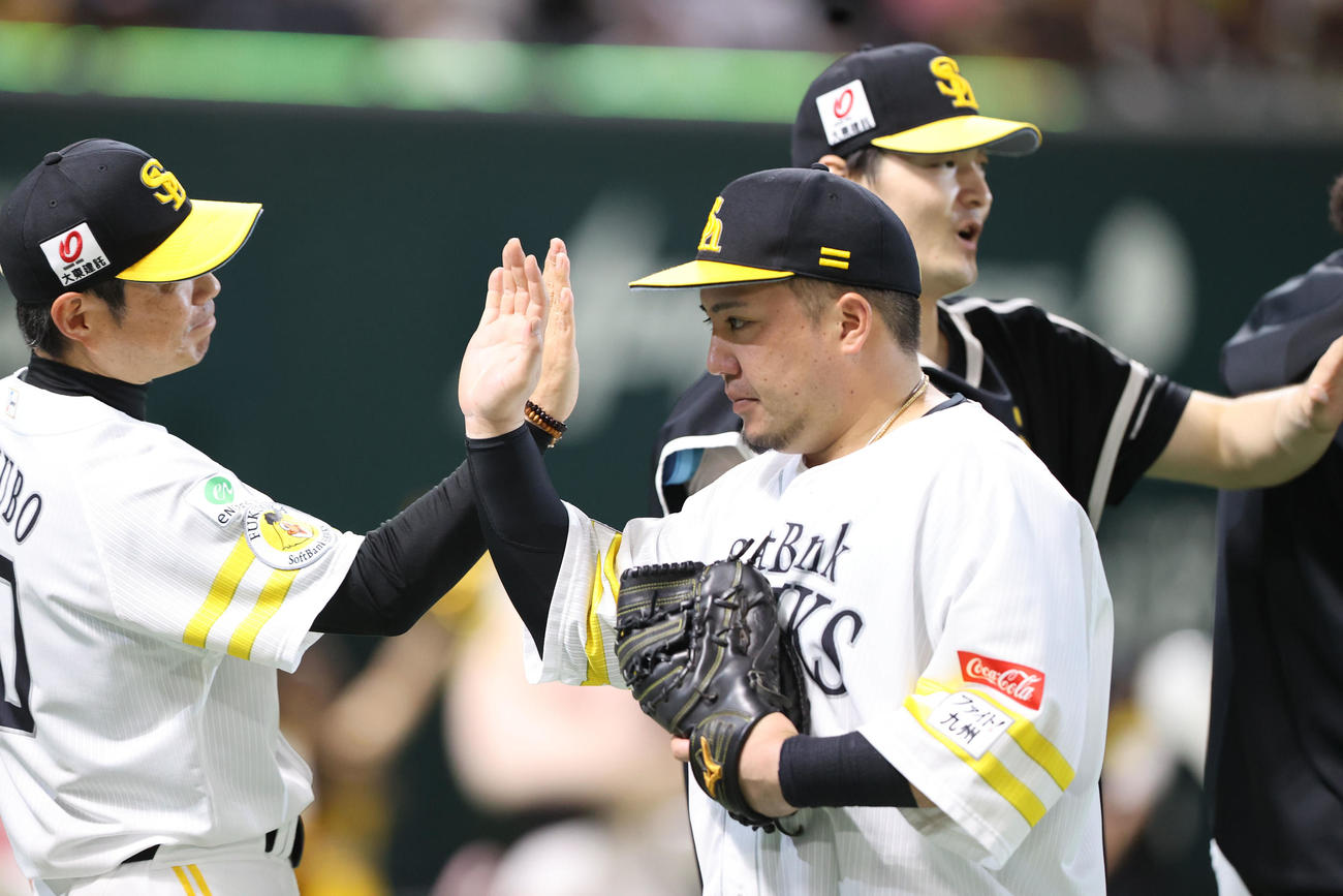 ソフトバンク対ロッテ　山川は小久保監督とハイタッチをかわす（撮影・梅根麻紀）
