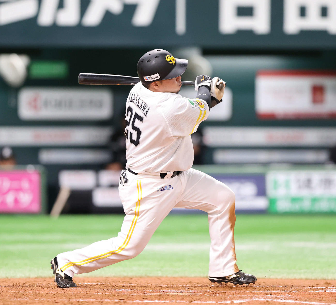 ソフトバンク対ロッテ　5回裏ソフトバンク1死二、三塁、山川は左越えに先制となる2点適時二塁打を放つ（撮影・梅根麻紀）