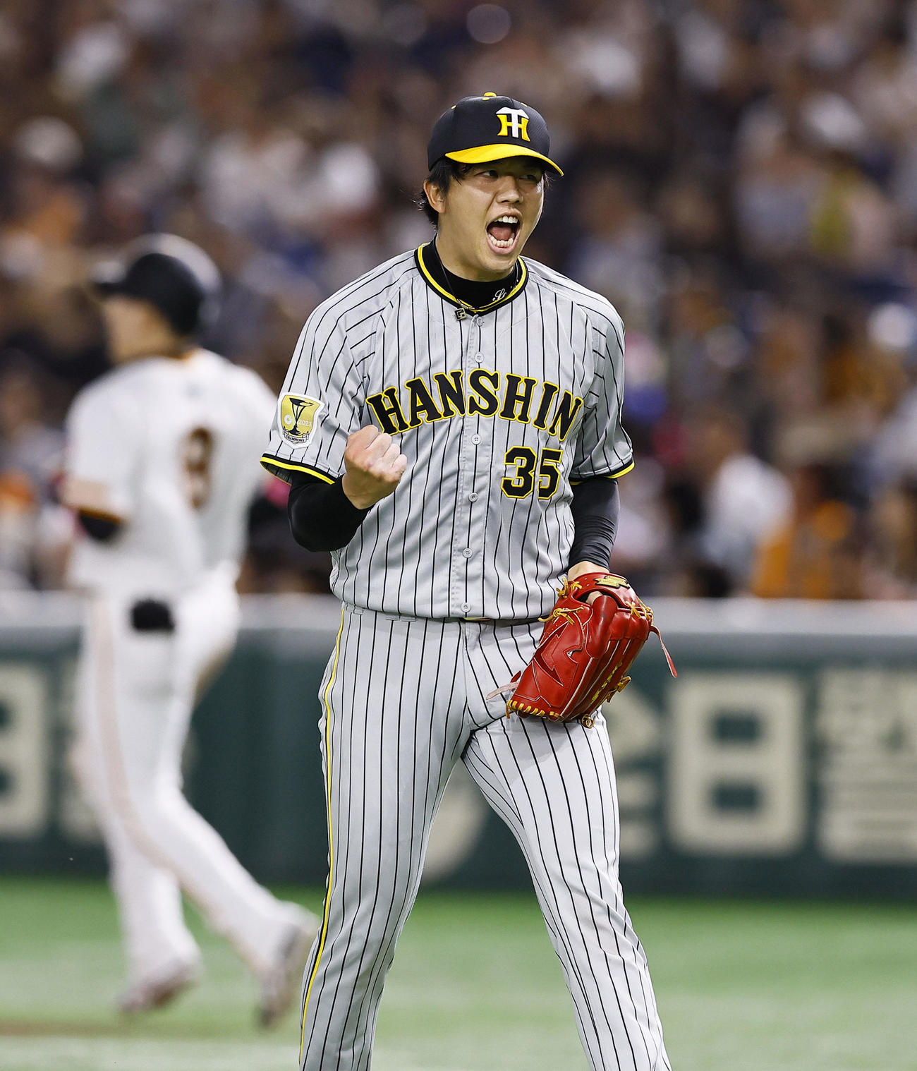 巨人対阪神　8回裏巨人2死二塁、丸を右飛に打ち取りガッツポーズをする才木（撮影・藤尾明華）