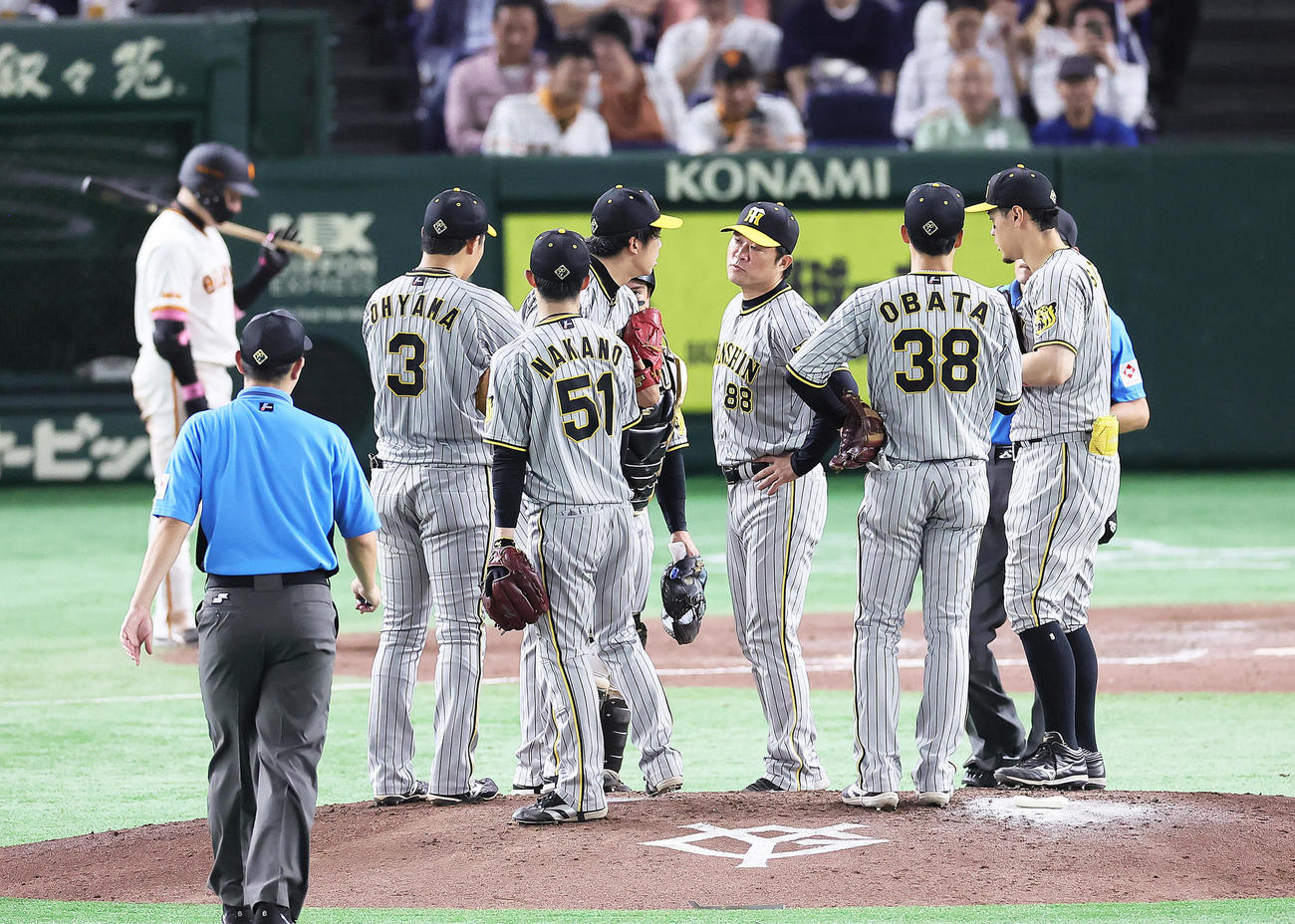 巨人対阪神　8回、マウンドの阪神才木（中央左）に声をかける安藤コーチ（同右）（撮影・足立雅史）
