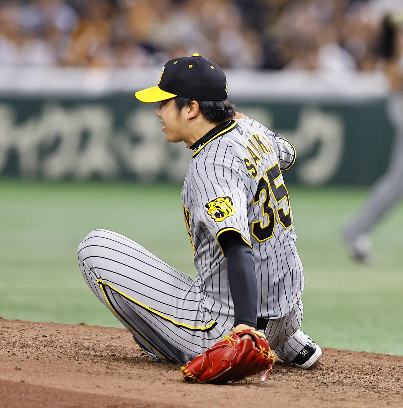 巨人対阪神　6回裏巨人1死、門脇の遊ゴロにグラブを出し転倒する才木（撮影・藤尾明華）