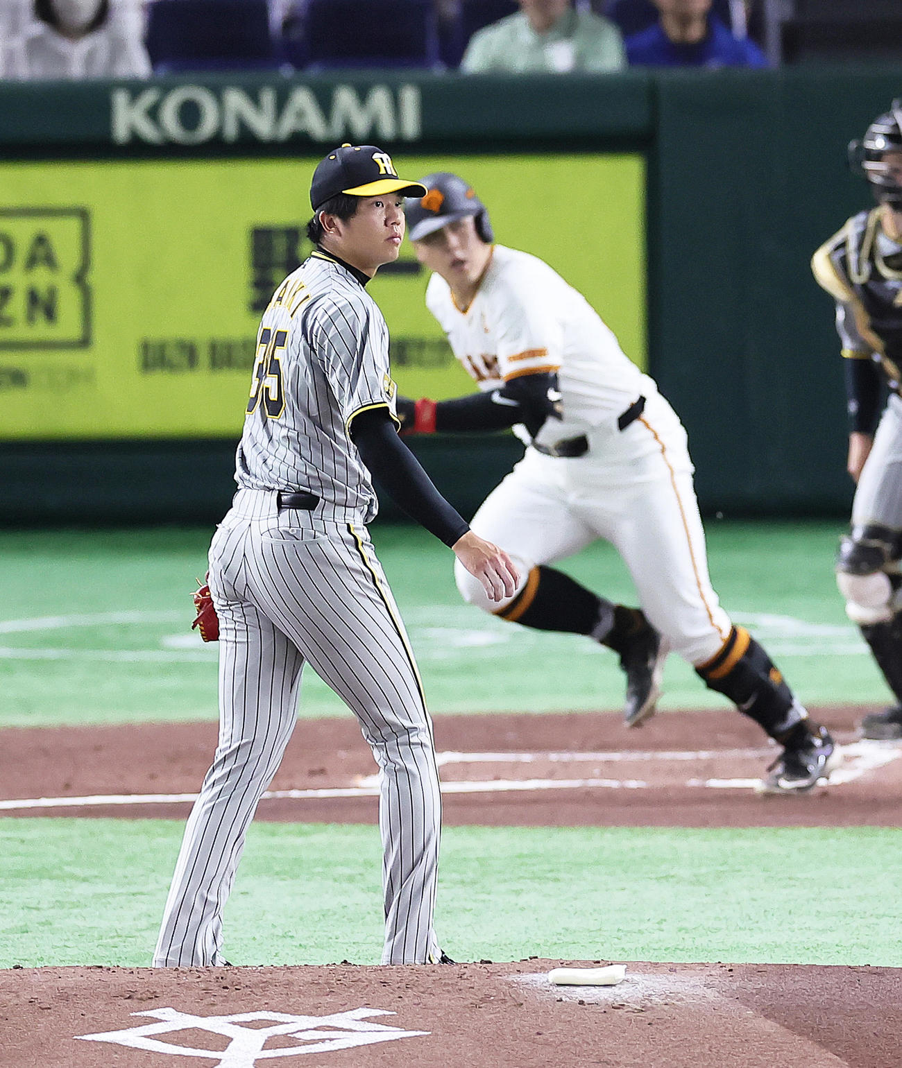 巨人対阪神　1回裏巨人1死一、二塁、岡本和に先制左前適時打を浴びた才木（撮影・足立雅史）