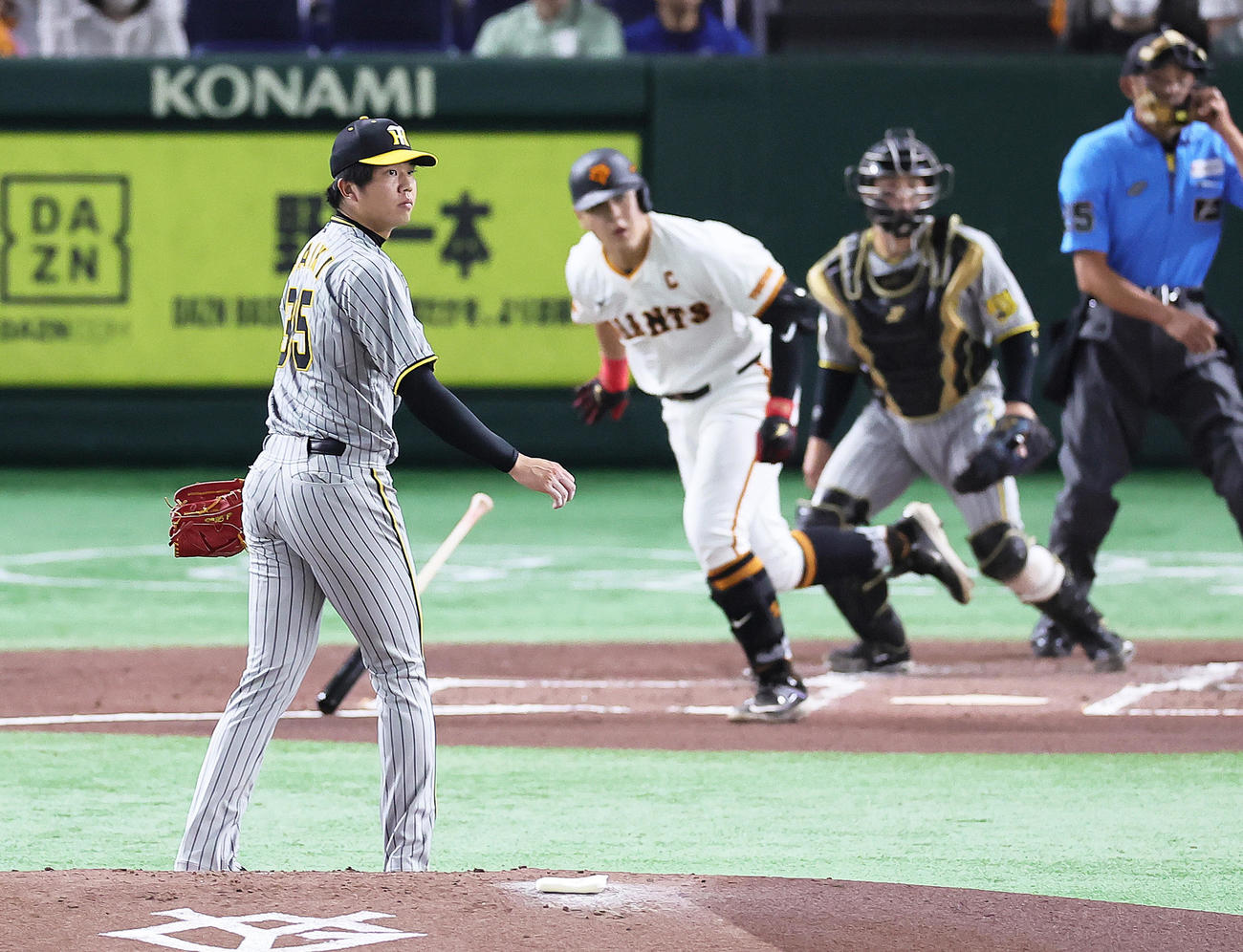 巨人対阪神　1回裏巨人1死一、二塁、岡本和に先制左前適時打を浴びた才木（撮影・足立雅史）