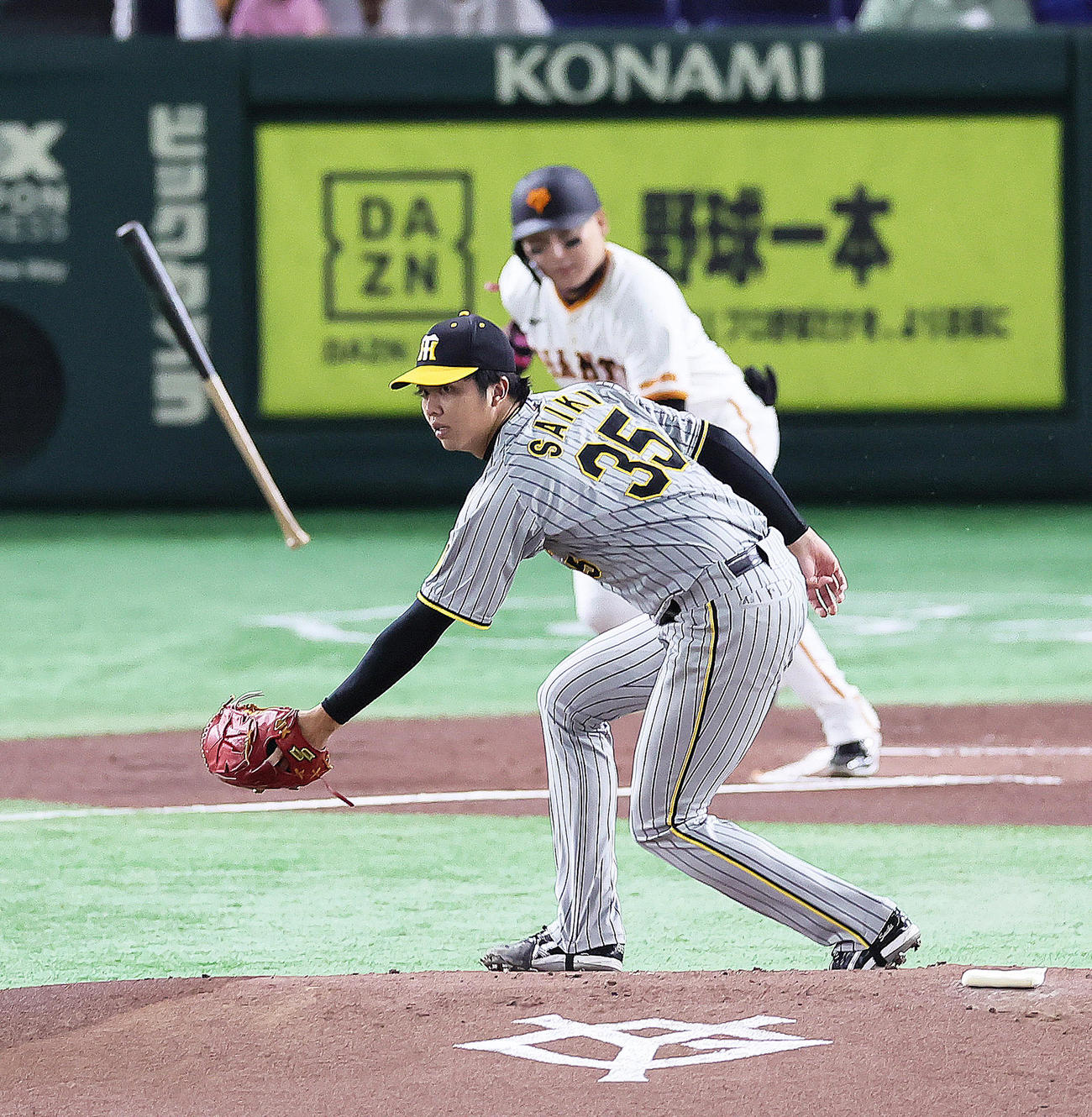 巨人対阪神　1回裏巨人無死、丸（後方）に中前打を浴びた才木（撮影・足立雅史）