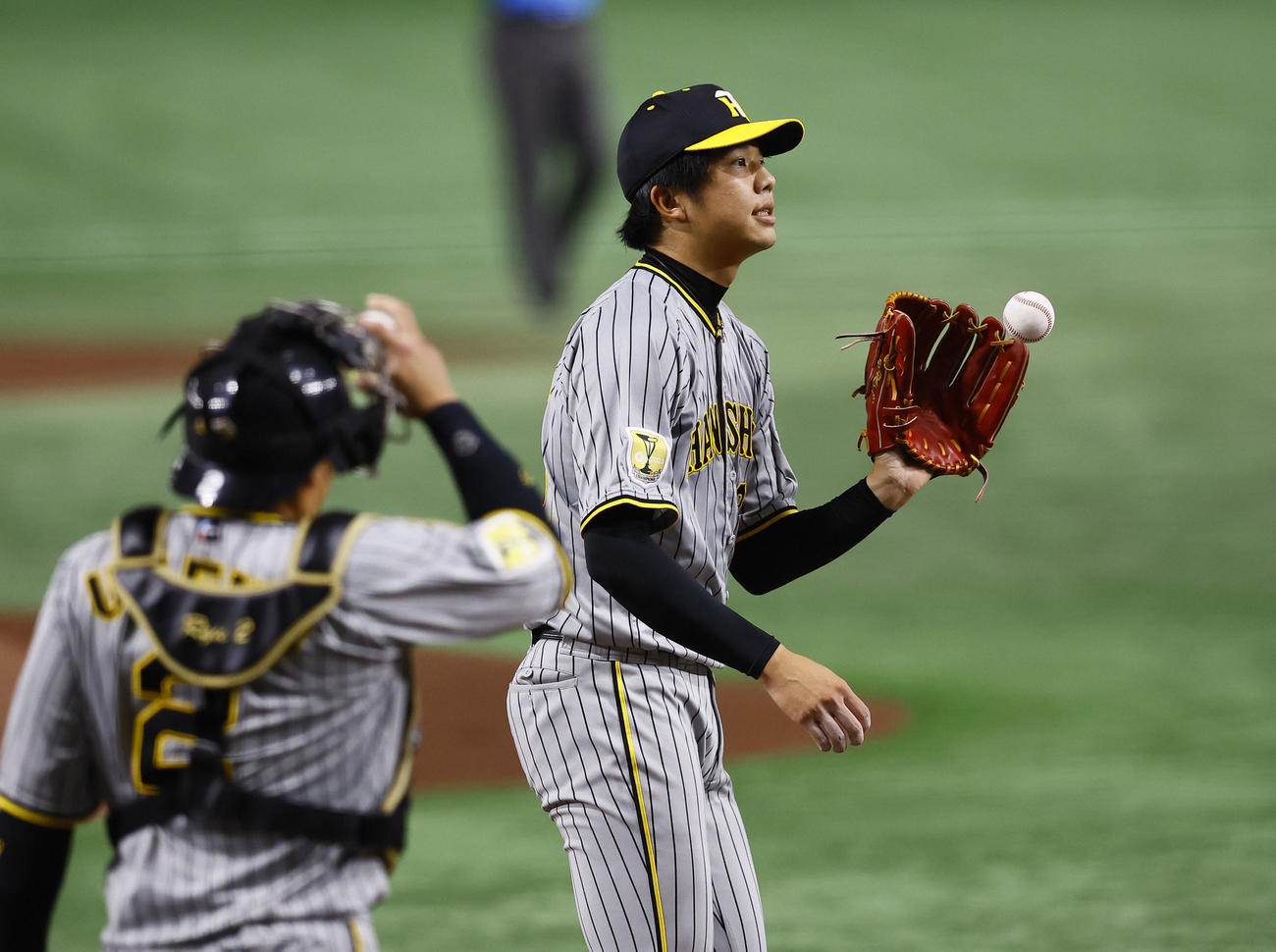 巨人対阪神　1回裏1死一、二塁、岡本和に左前適時打を巨人を許した才木（撮影・藤尾明華）