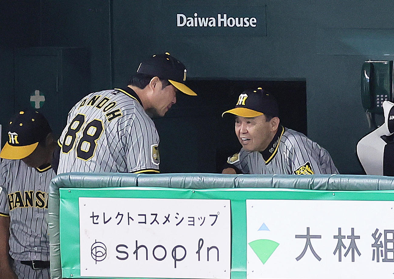 巨人対阪神　8回、マウンドの阪神才木のもとへ向かった安藤コーチ（左）の話を聞く岡田監督（撮影・足立雅史）