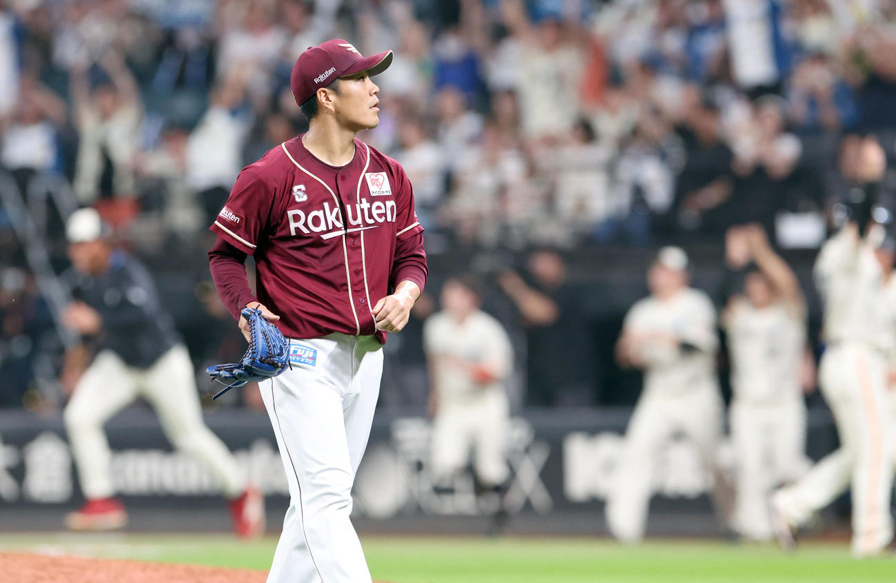 日本ハム対楽天　10回裏日本ハム2死二塁、田宮にサヨナラ適時二塁打を浴び引き揚げる則本（撮影・佐藤翔太）