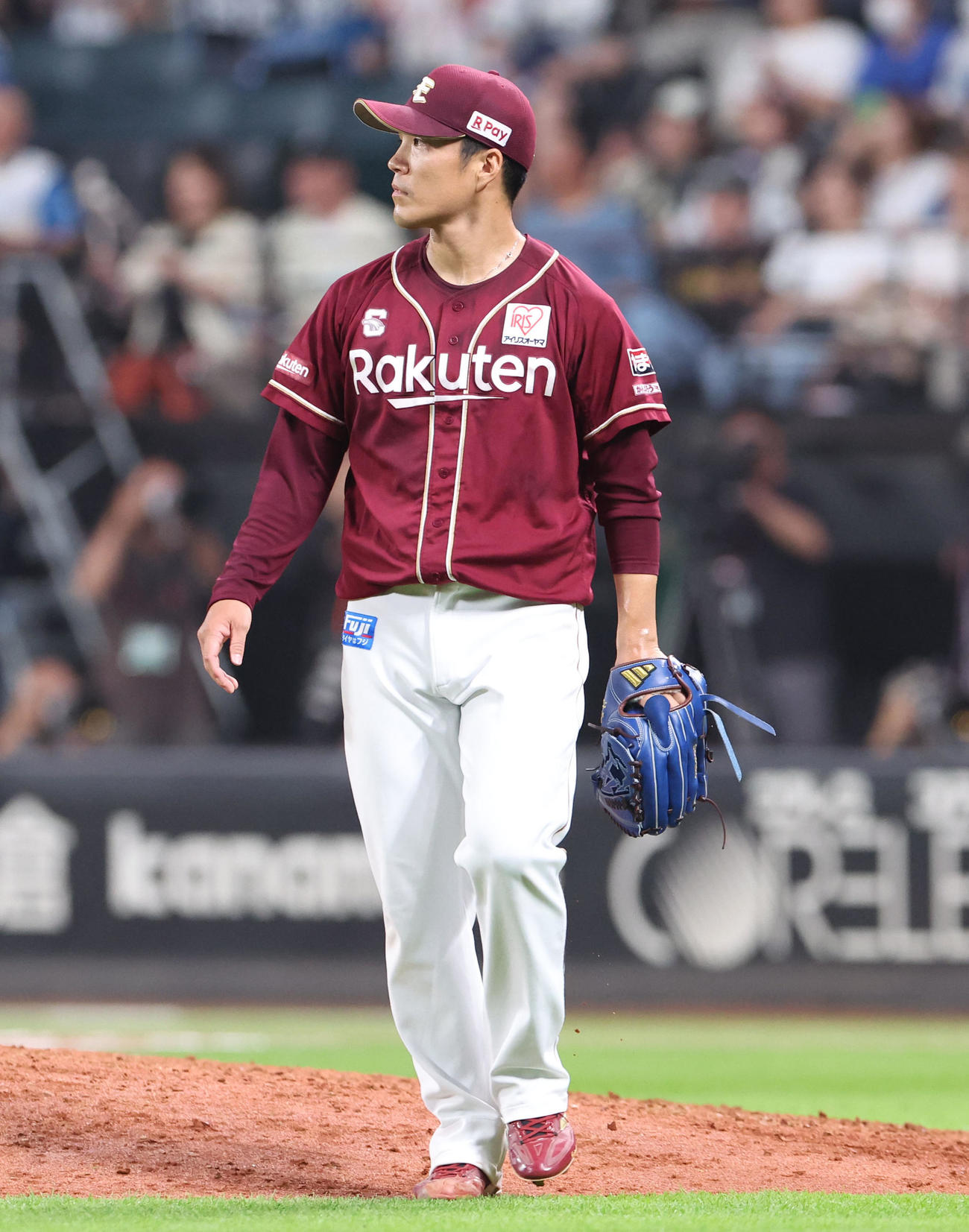 日本ハム対楽天　10回裏日本ハム2死二塁、田宮にサヨナラ適時二塁打を浴び引き揚げる則本（撮影・佐藤翔太）
