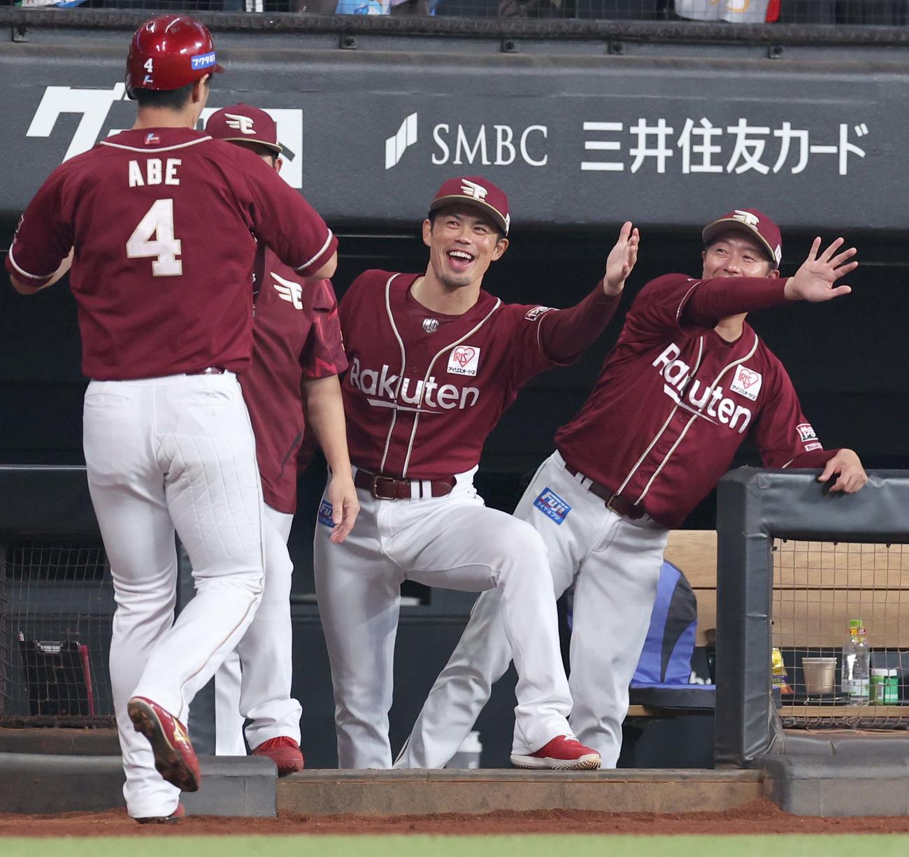 日本ハム対楽天　2回表、本塁打を放った阿部を出迎える今江監督（中央）（撮影・黒川智章）