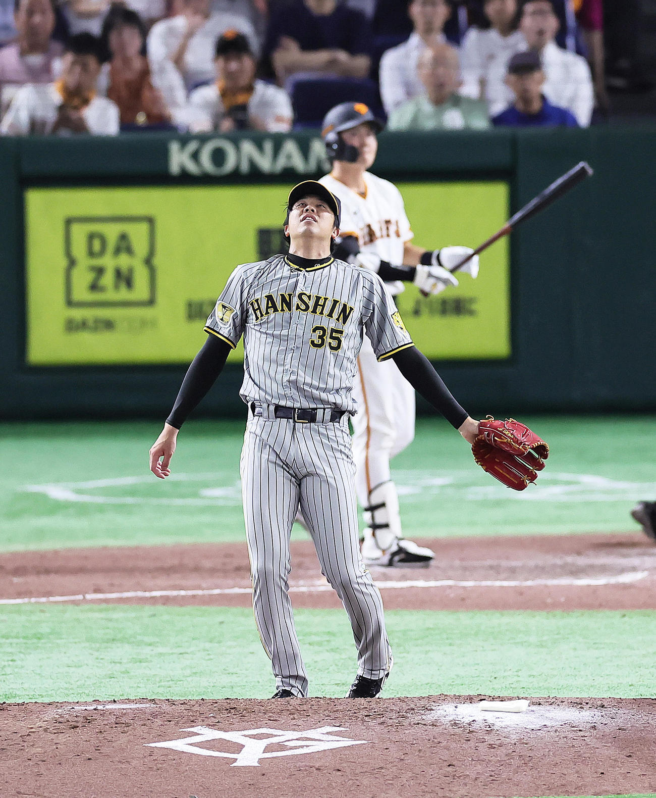 巨人対阪神　8回裏巨人無死、岡田（後方）への投球がボール判定となり天を仰ぐ才木（撮影・足立雅史）