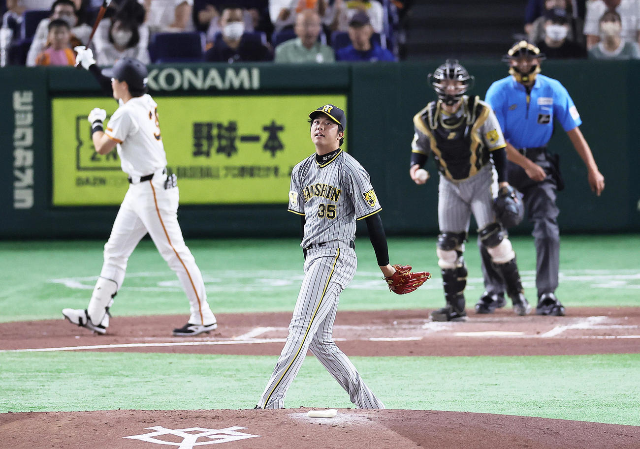 巨人対阪神　1回裏巨人2死二、三塁、岡田（左）に四球を与えた才木（撮影・足立雅史）